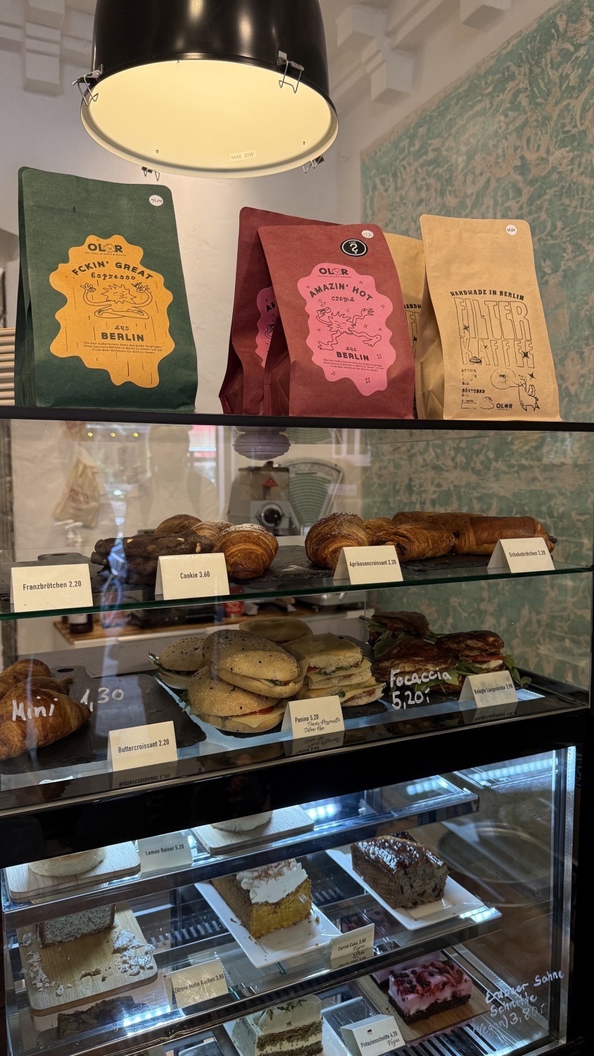 Gebäck in einer Vitrine und Kaffee