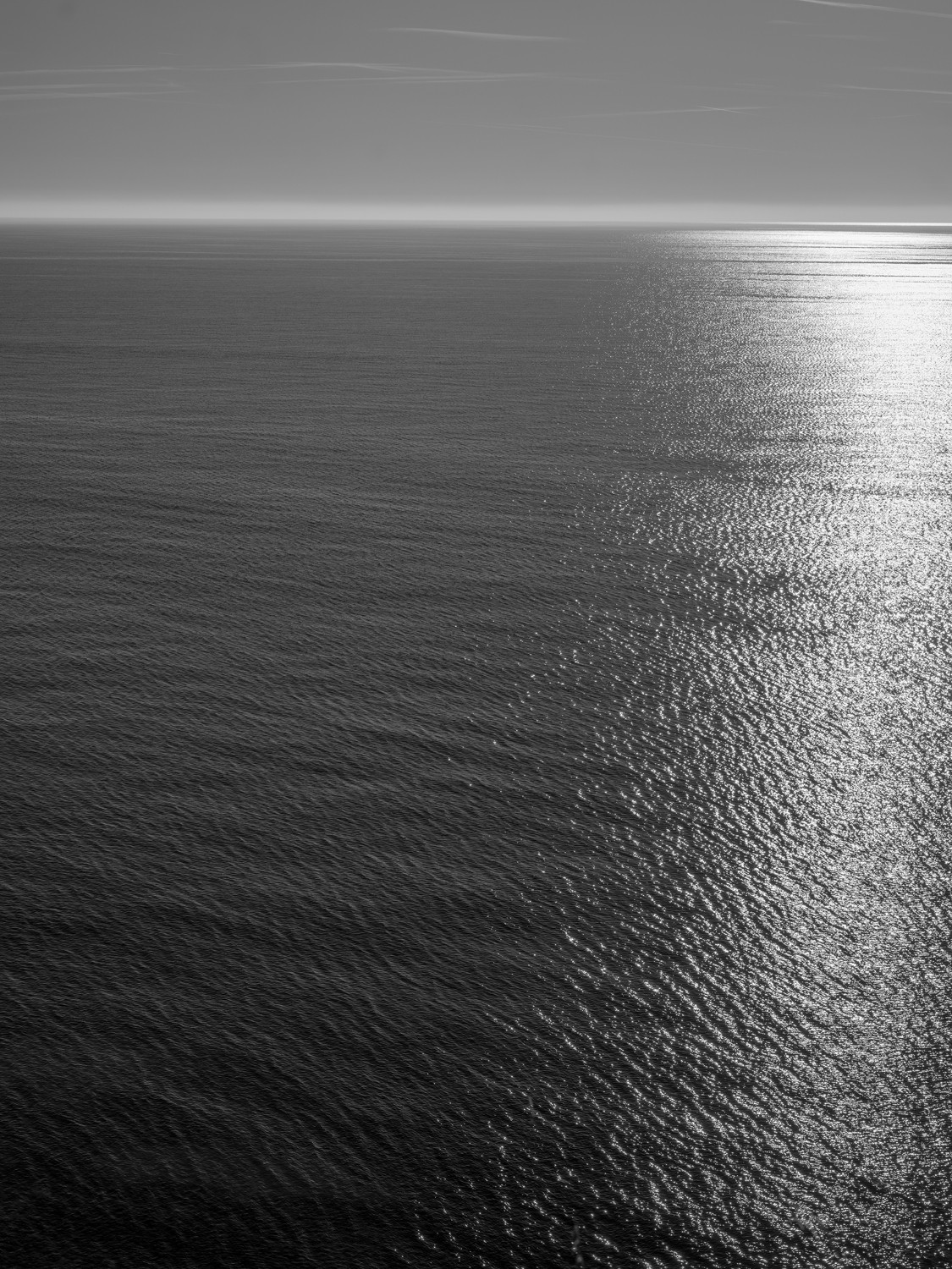 Schwarzweißfotografie vom Meer und Himmel