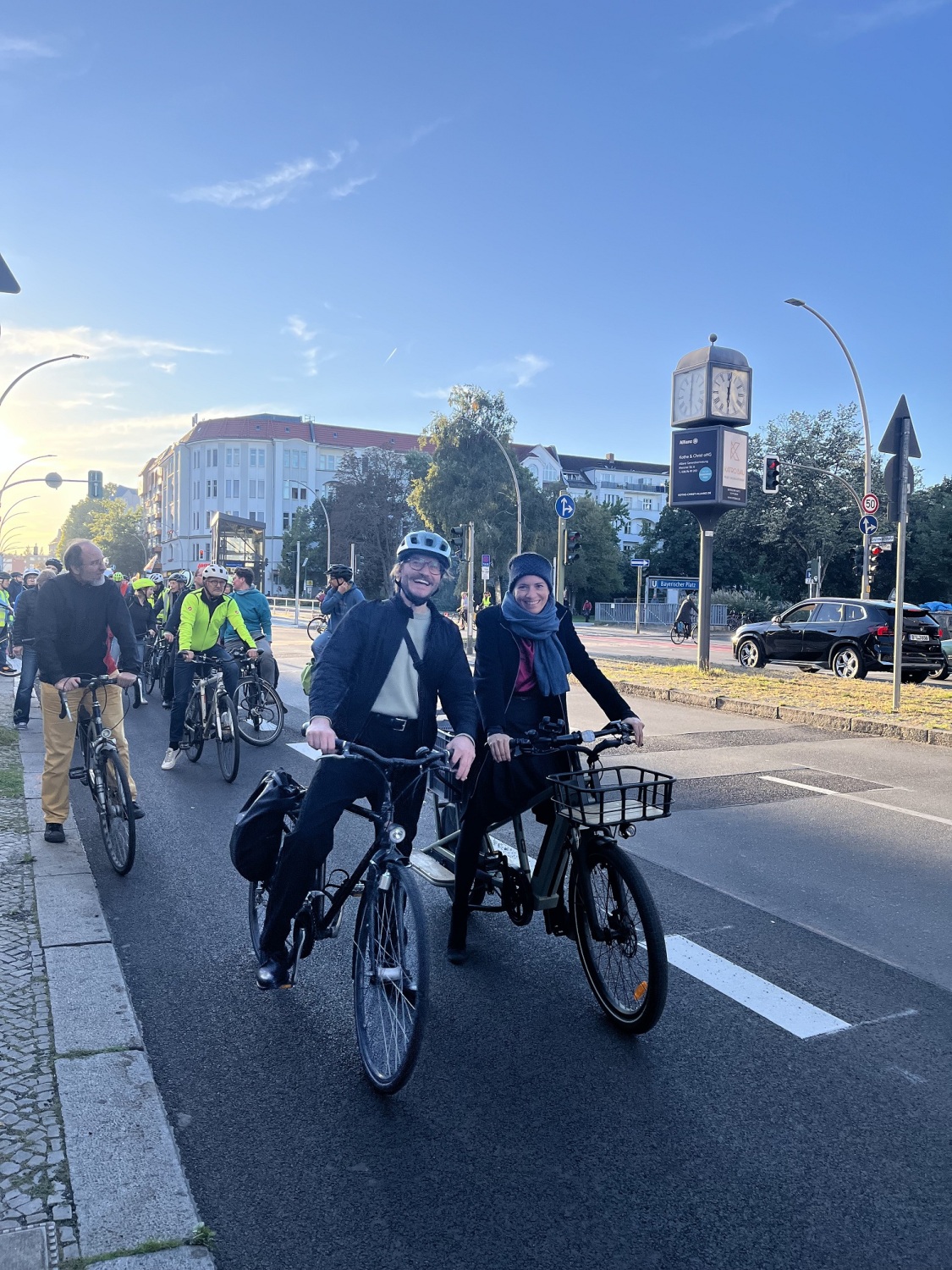 Zwei Personen sitzen nebeneinander auf ihren Fahrrädern.
