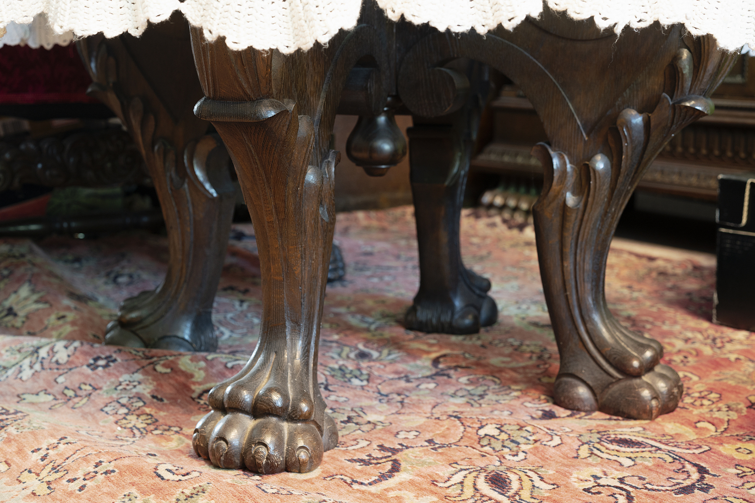 Tischbeine in Form von Tierbeinen