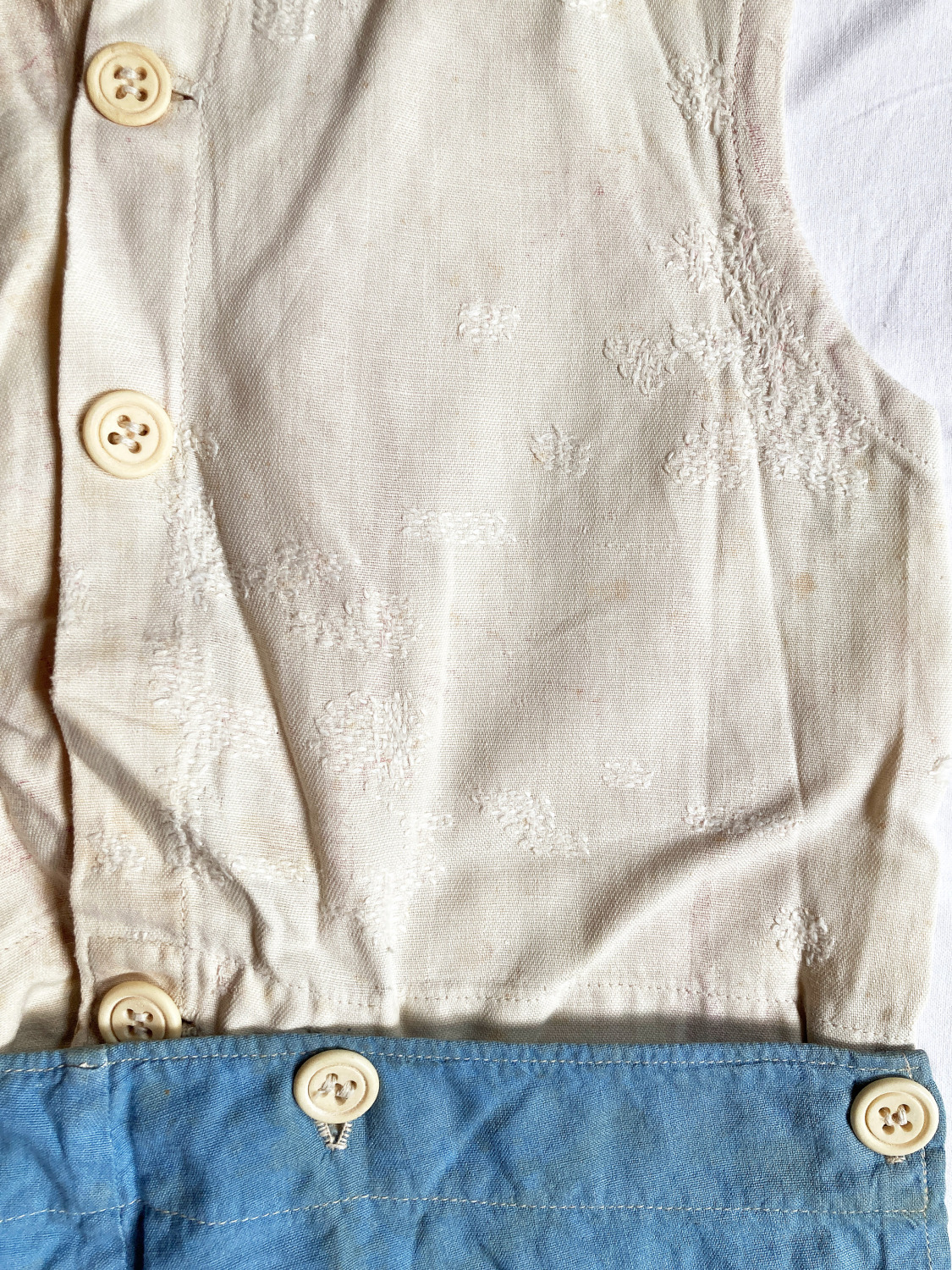 Kleidungsstücke mit Knöpfen