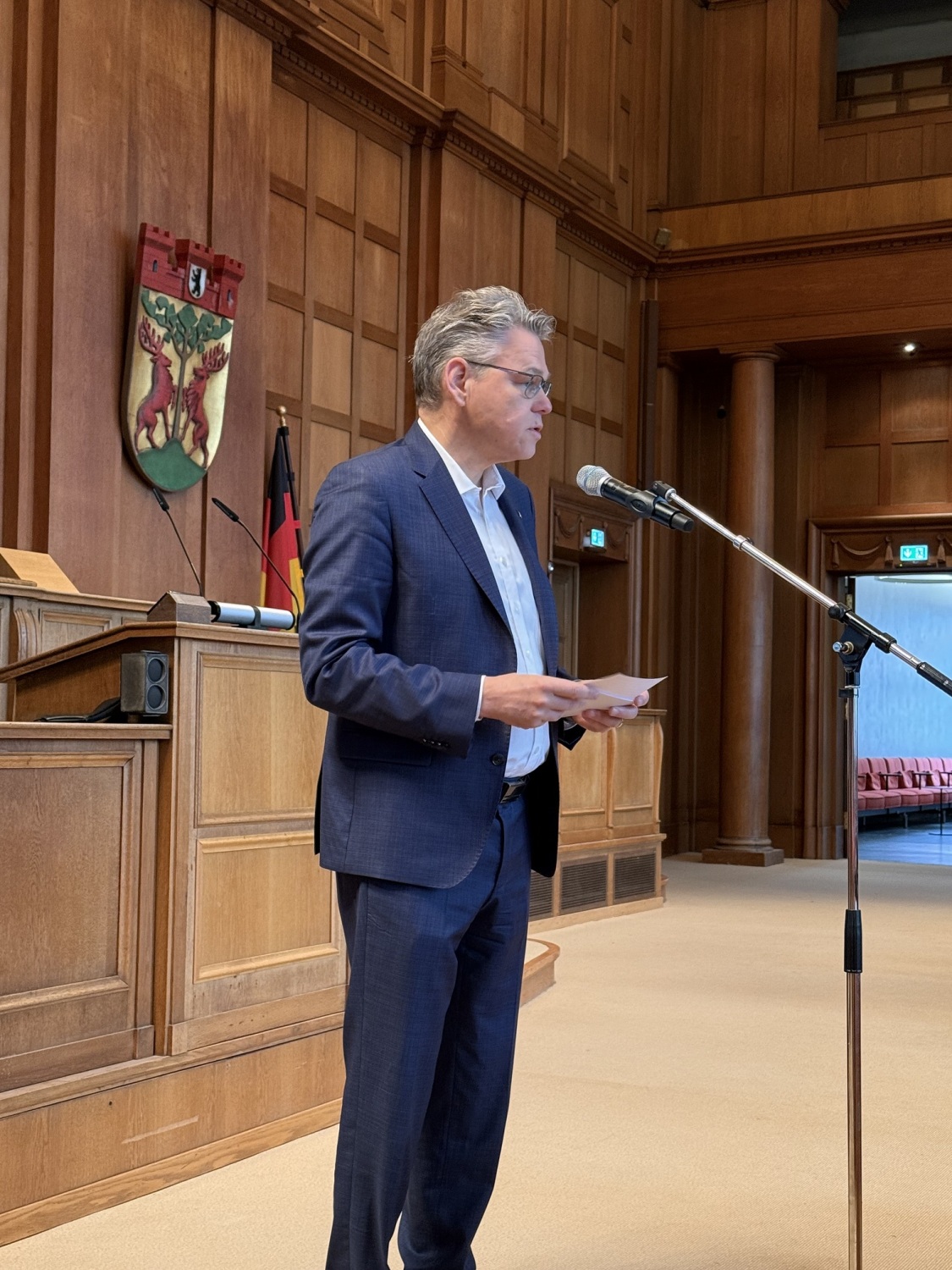 Ein Mann spricht in ein Mikrofon.