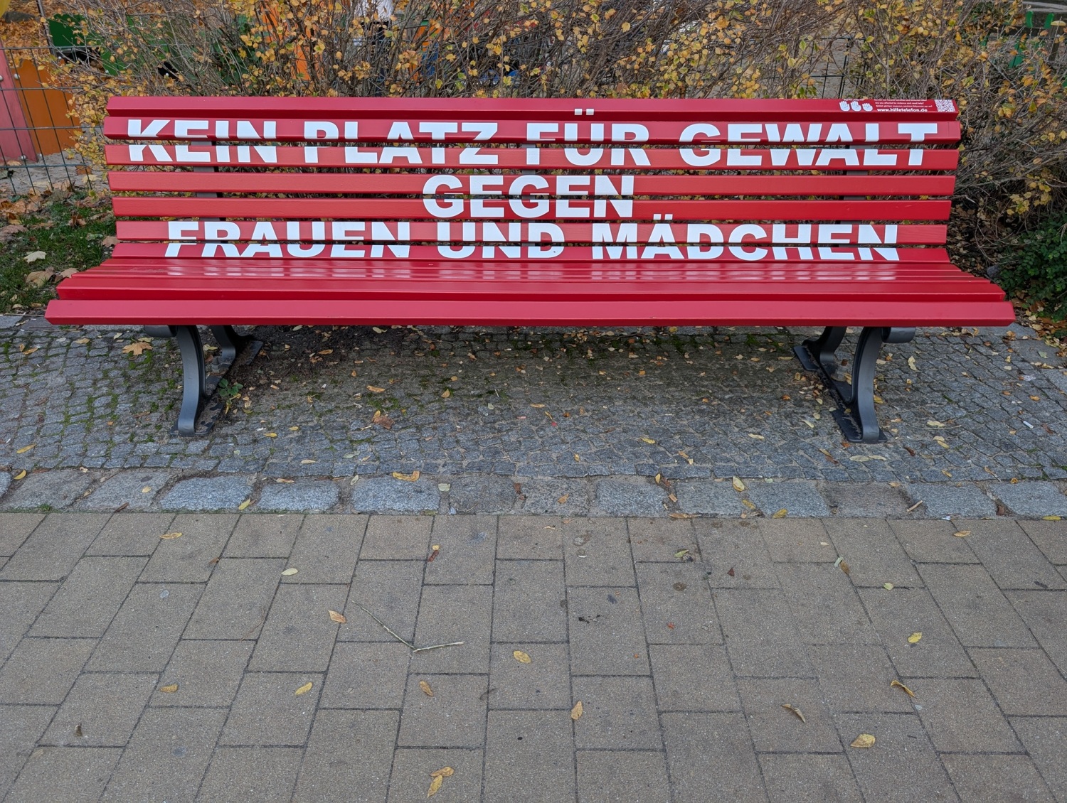 Eine rote Bank mit dem Schriftzug "Kein Platz für Gewalt gegen Frauen und Mädchen".