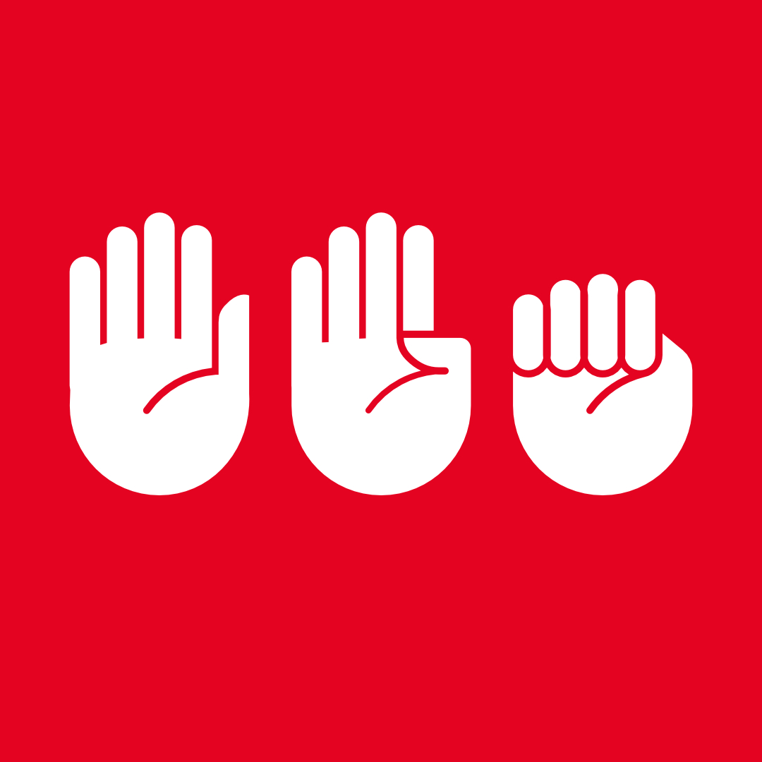 Drei Hände; die erste ist komplett offen, die zweite winkelt den Daumen an und die dritte ist zu einer Faust geballt.