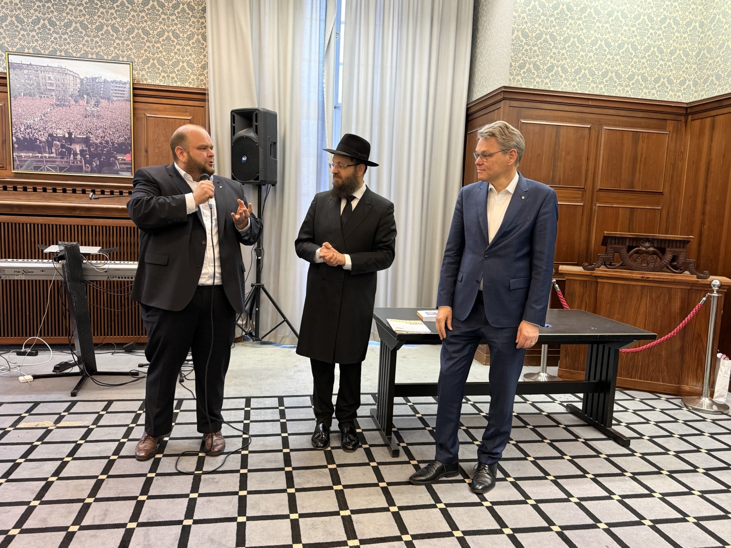 Stellvertretende Bezirksbürgermeister Matthias Steuckardt, Rabbiner Yehuda Teichtal und Bezirksbürgermeister Jörn Oltmann