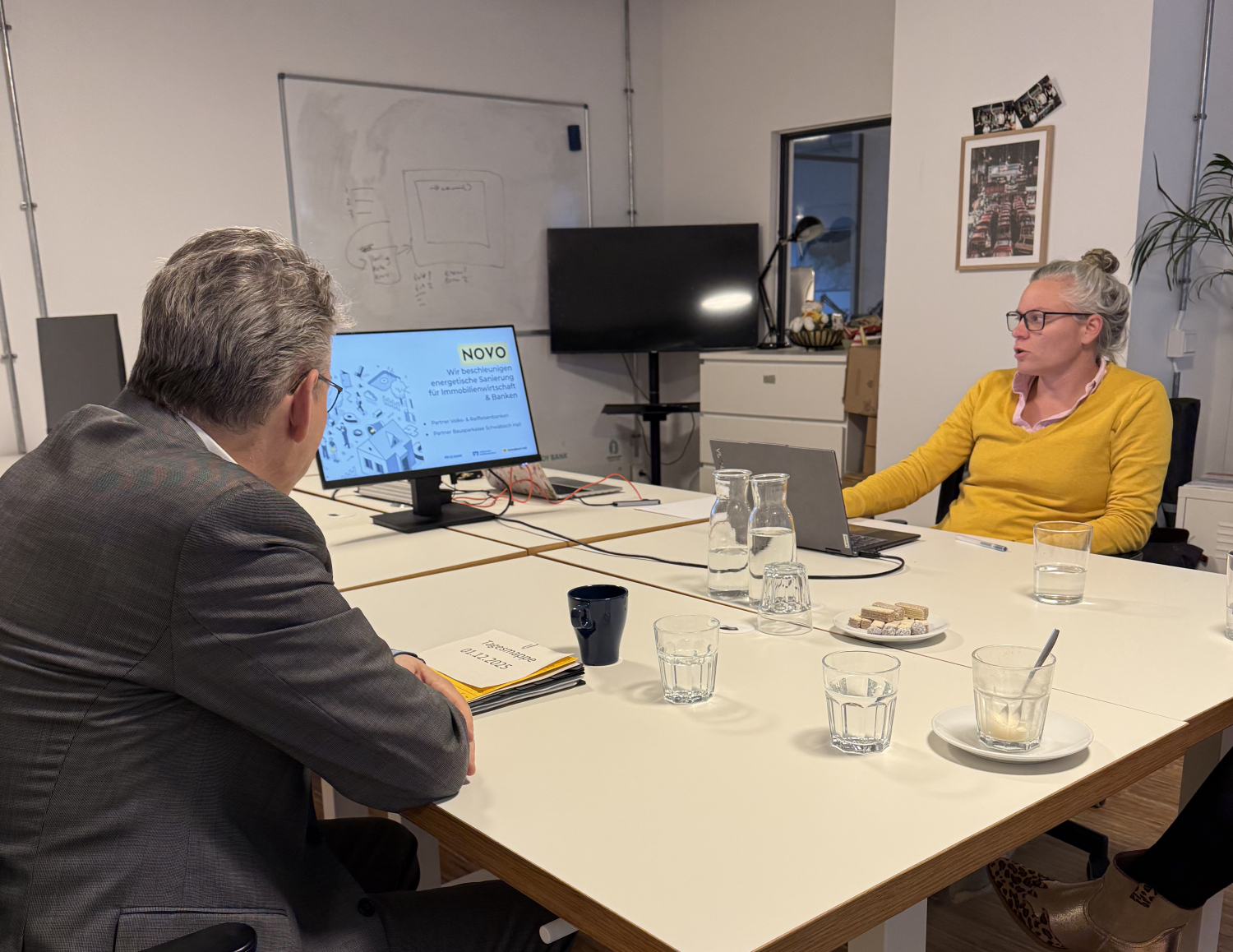 Bezirksbürgermeister Jörn Oltmann und Geschäftsführerin von Novo Building GmbH Mona Hornung