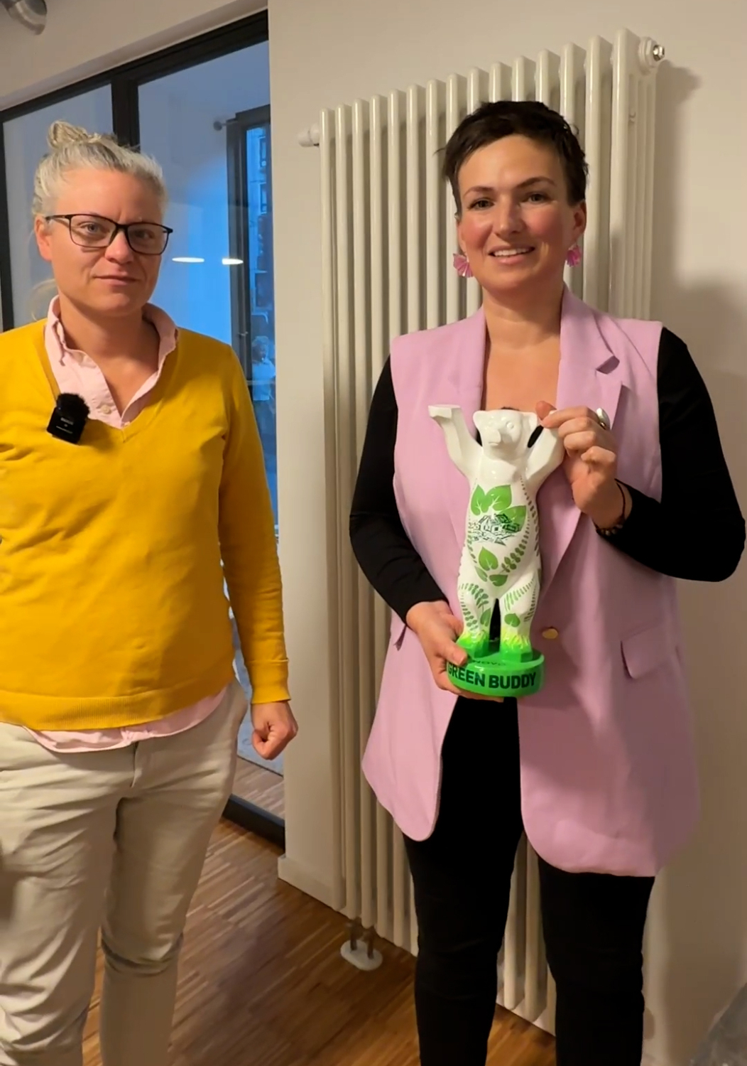 Geschäftsführerinnen Mona Hornung und Julia Wadehn mit dem Green Buddy Award