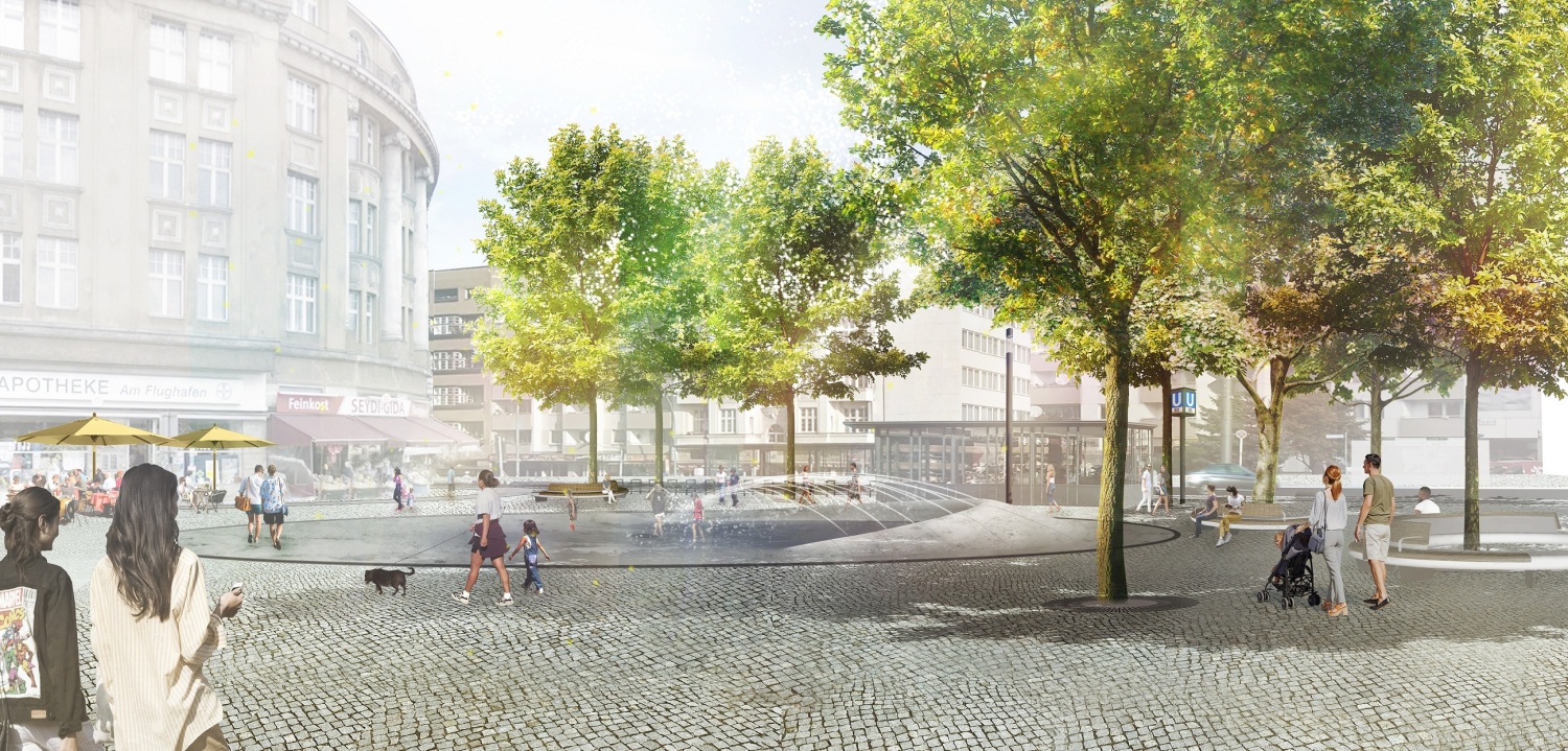 Auf einem Platz sind Menschen, Bäume und ein Brunnen.