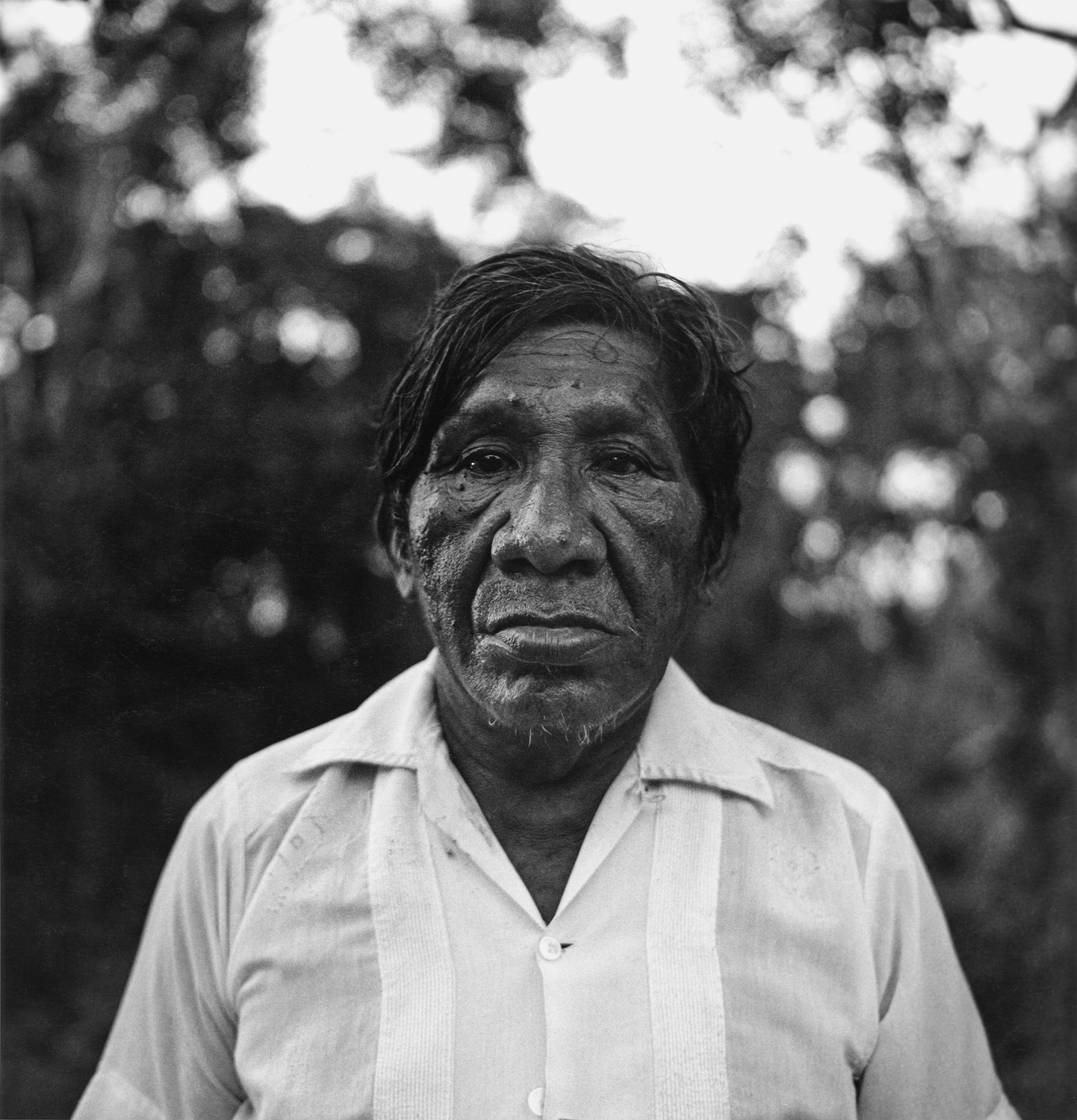 Schwarzweißfotografie; ein Mann schaut in die Kamera.