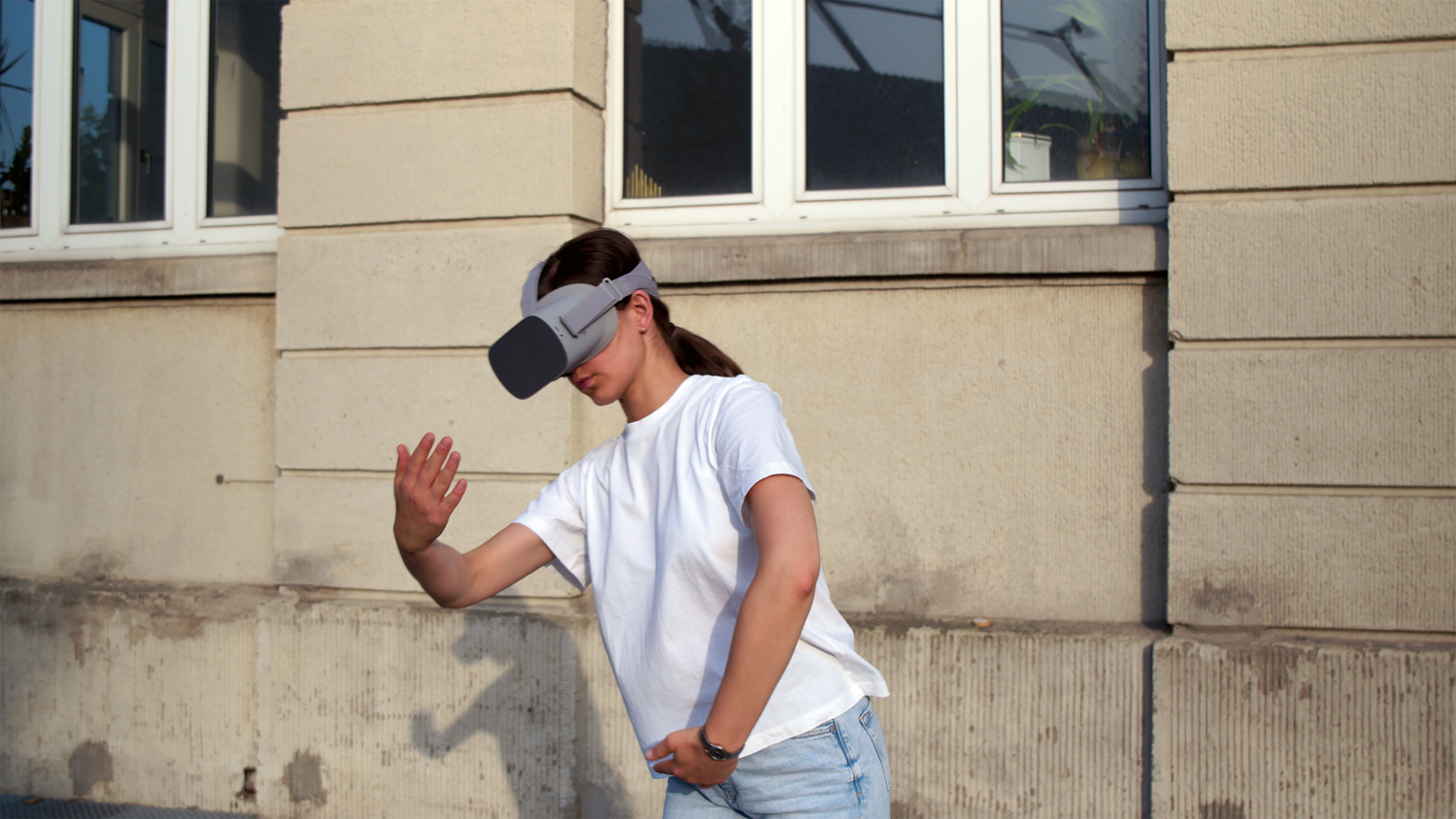 Eine Frau mit einer Virtual-Reality-Brille tanzt.