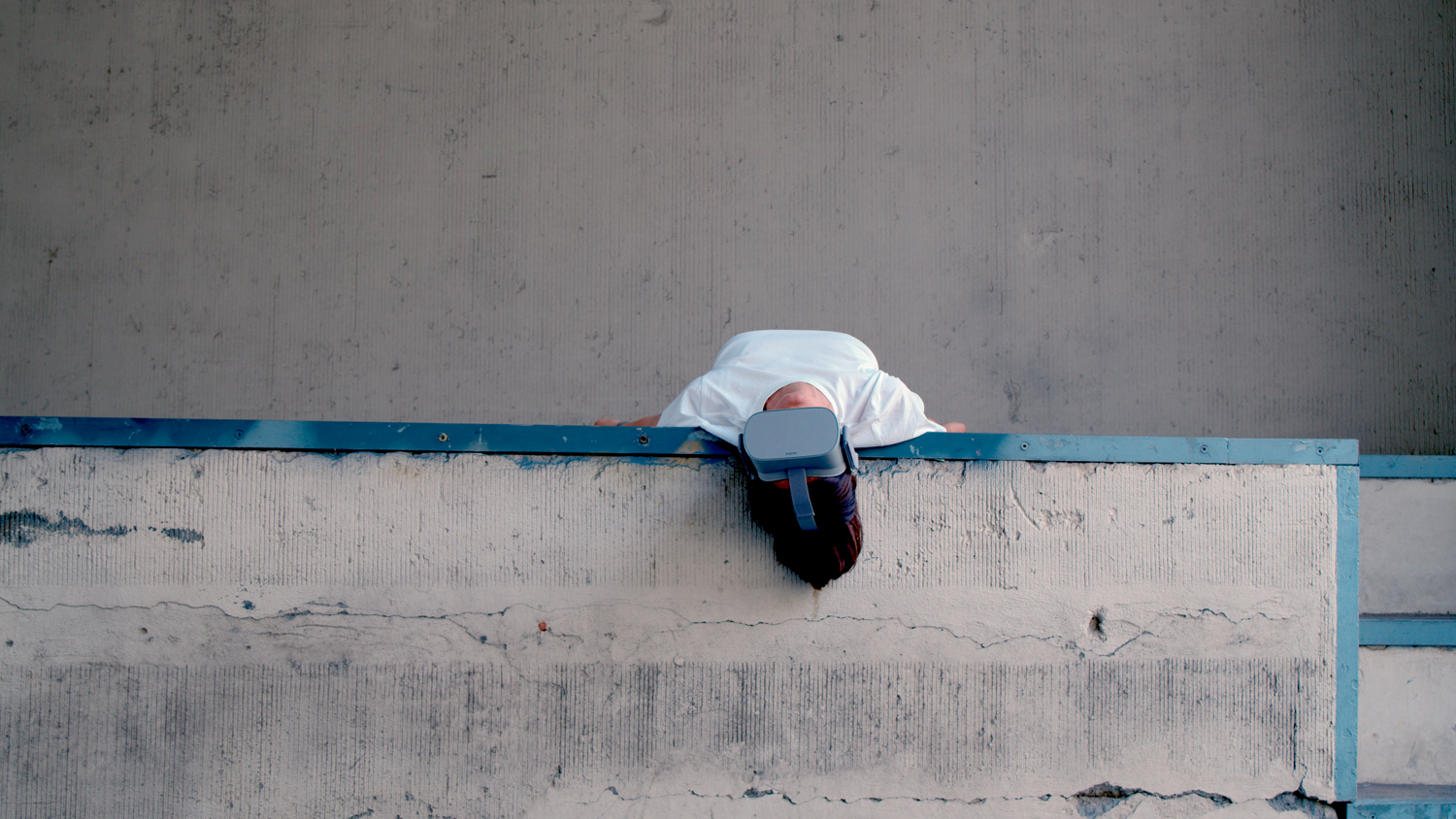 Eine Frau mit einer Virtual-Reality-Brille tanzt.