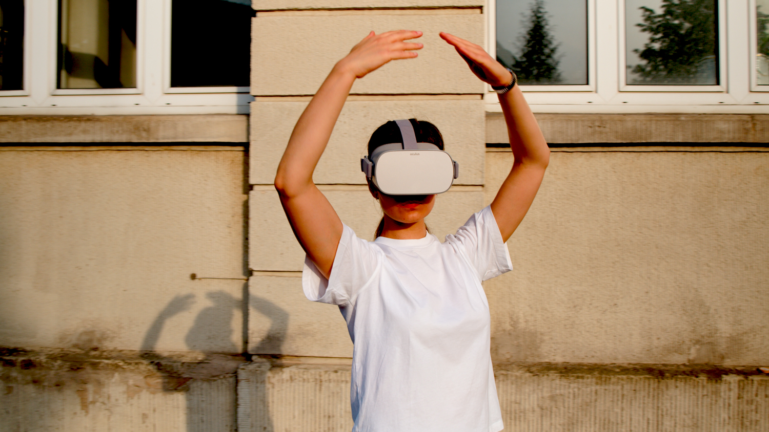 Eine Frau mit einer Virtual-Reality-Brille tanzt.