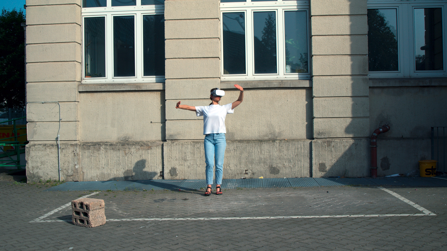 Eine Frau mit einer Virtual-Reality-Brille tanzt.