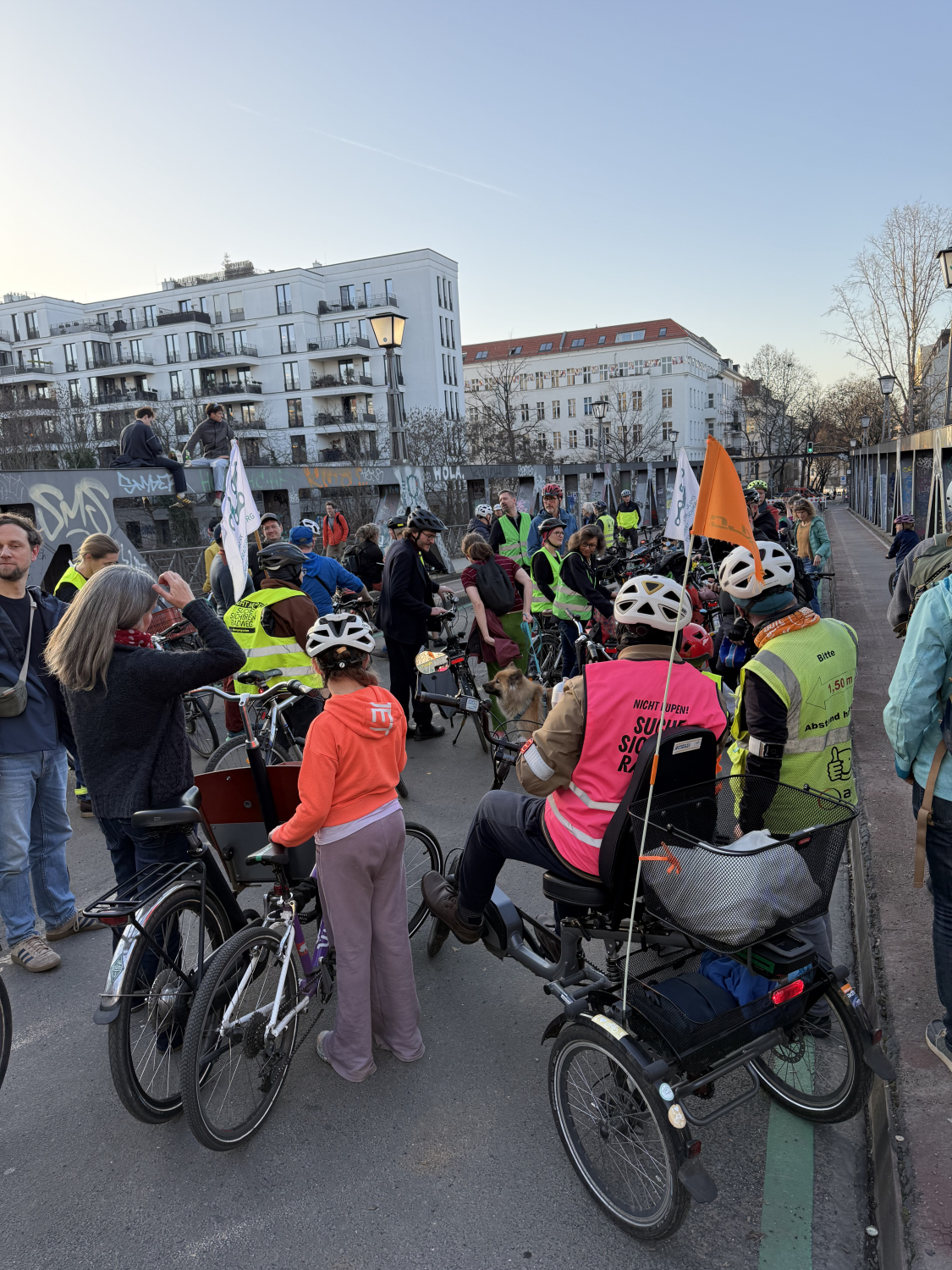 Radfahrende auf einer Brücke