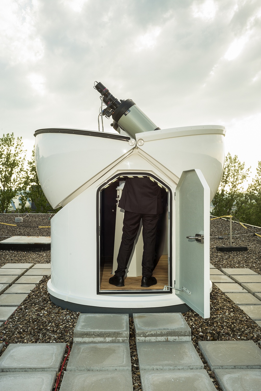 Eine Person steht in einem Mini-Planetarium.