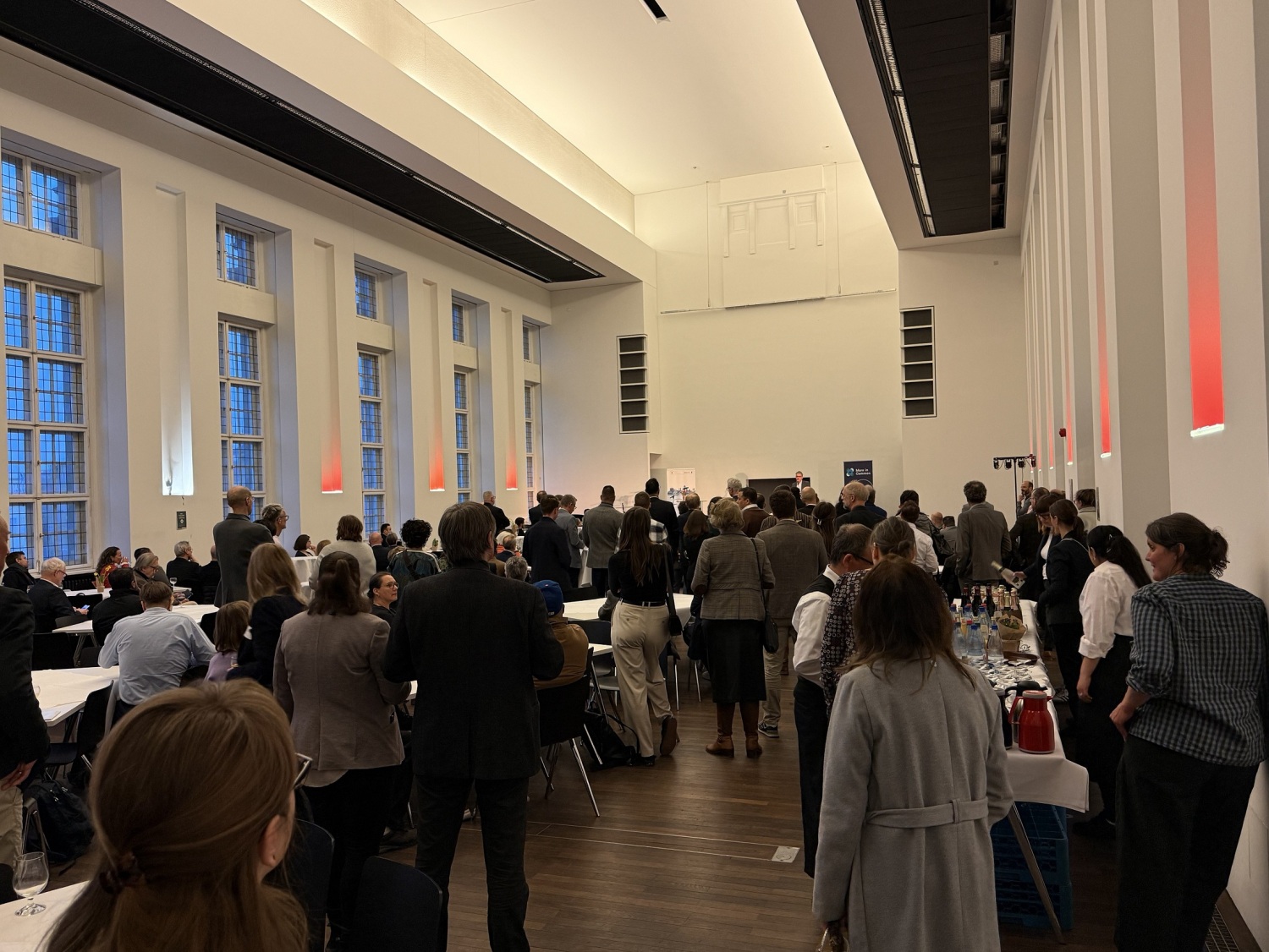 eine Menschenmenge in einem großen Saal