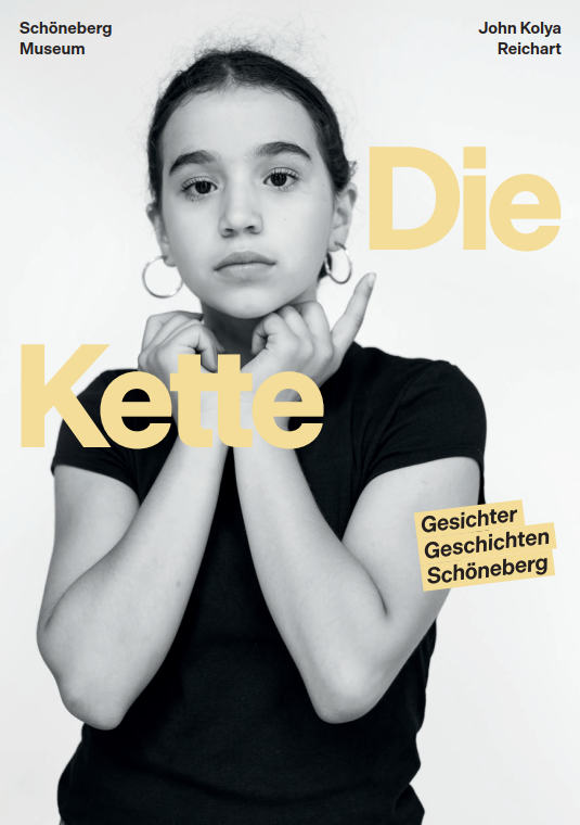 Grafik mit dem Text "Die Kette, Gesichter, Geschichten, Schöneberg. Schöneberg Museum. John Kolya Reichart"; im Hintergrund des Textes ist die Fotografie einer jungen Frau.