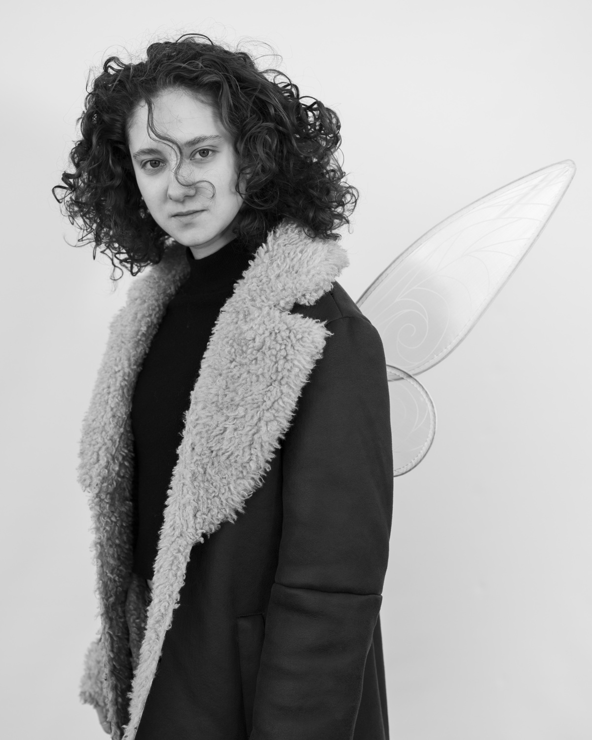 Schwarzweißfotografie einer Frau mit den Flügeln einer Fee