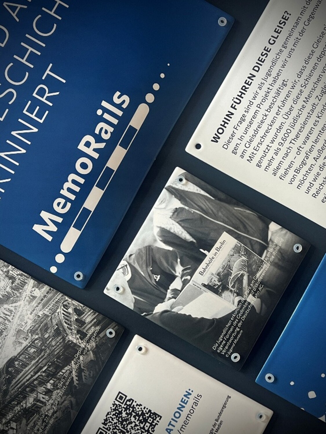 Texte und Bilder, die nebeneinander angeordnet sind