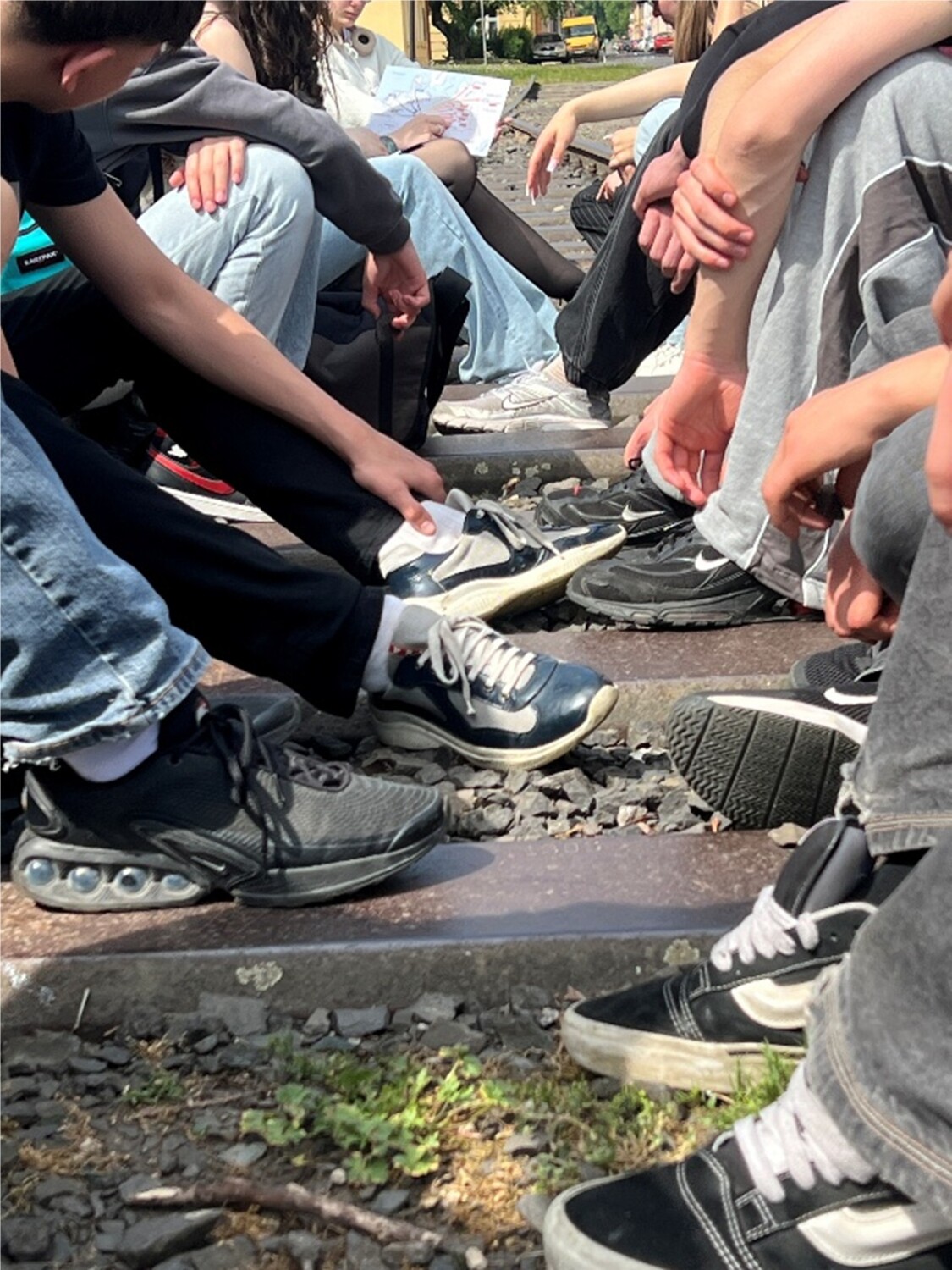Jugendliche sitzen sich gegenüber