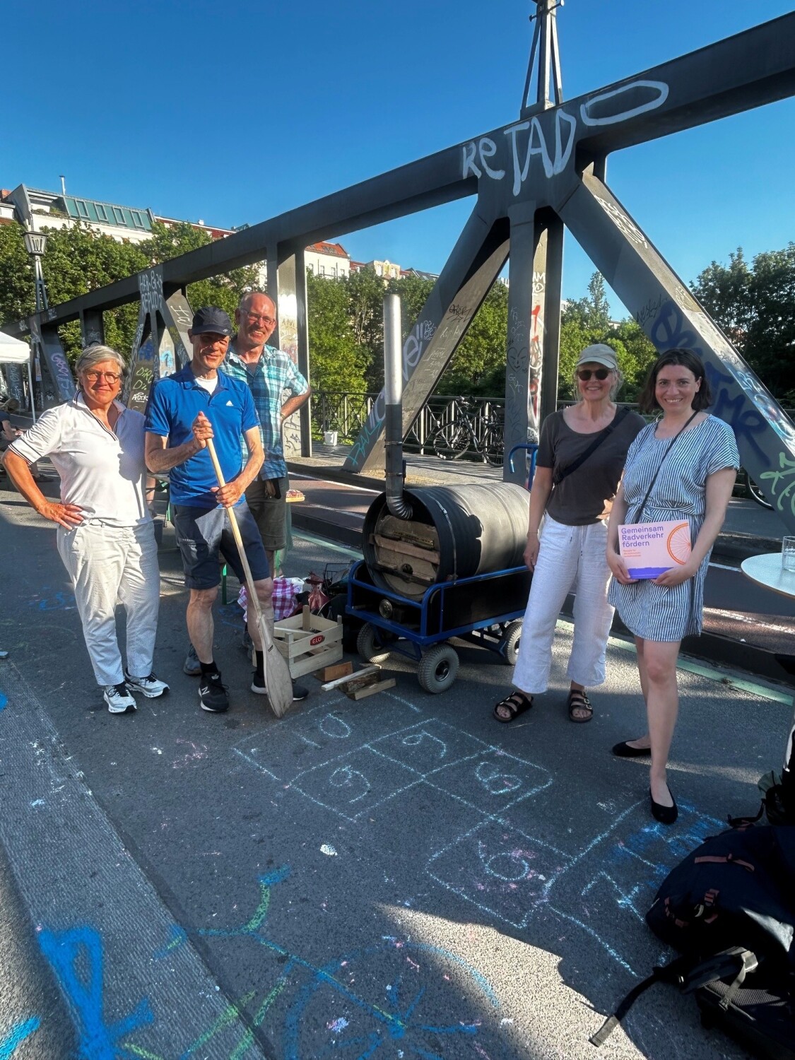 Personen auf einer Brücke