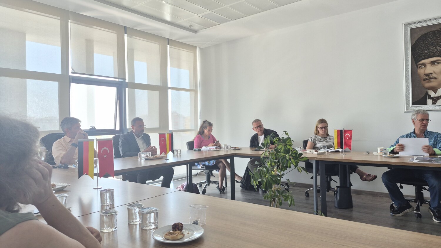 Workshop im Rathaus Mezitli mit (von links nach rechts) Christine Fidancan, Oliver Schworck, Mustafa Baris, Tillie Kluthe (Freundschaftsverein BerlinMersin e. V.), Oliver Fey, Viktoria Bär und Bülent Schuster (Dolmetscher)