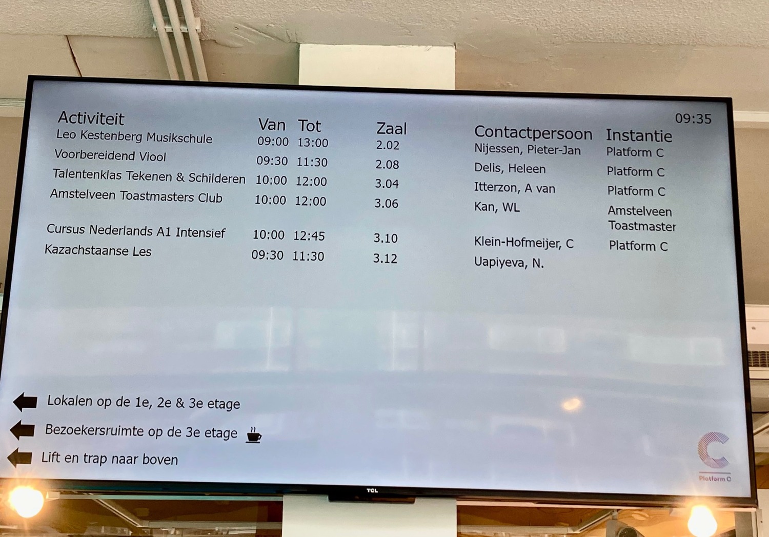 Auf einer elektronischen Anzeigetafel werden Auftritte nach der Uhrzeit und mit Raum angezeigt.
