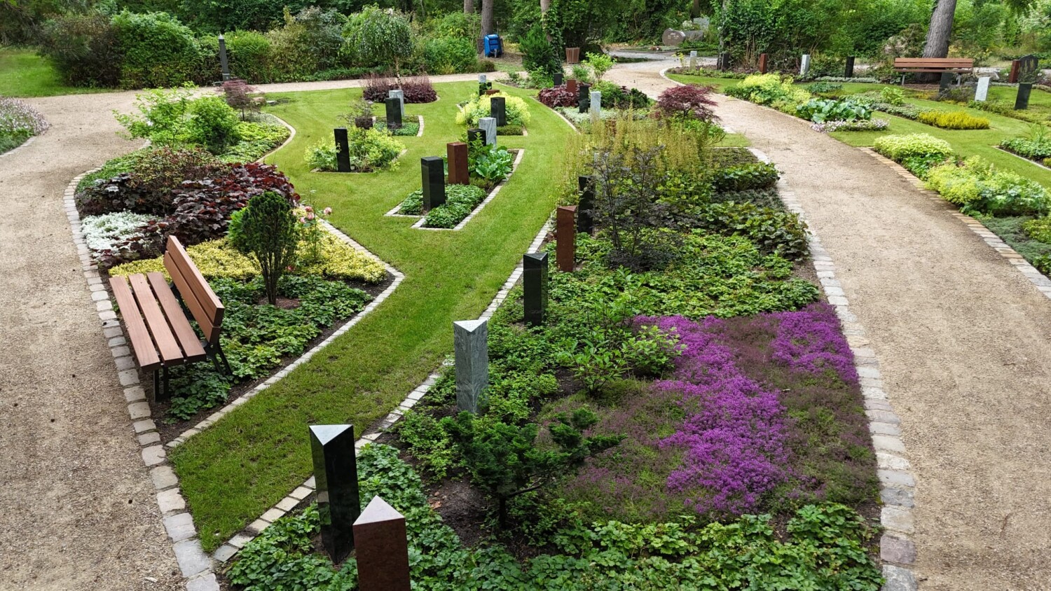ein bepflanzter Friedhof