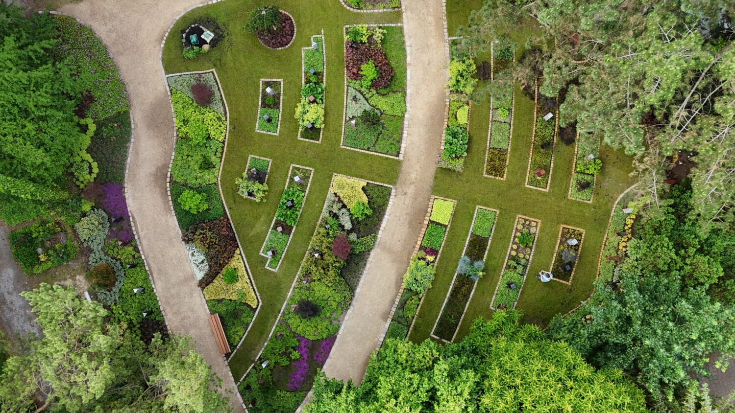 ein bepflanzter Friedhof