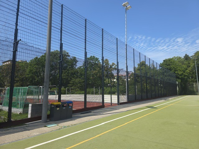 Ballfangzaun an einem Sportplatz