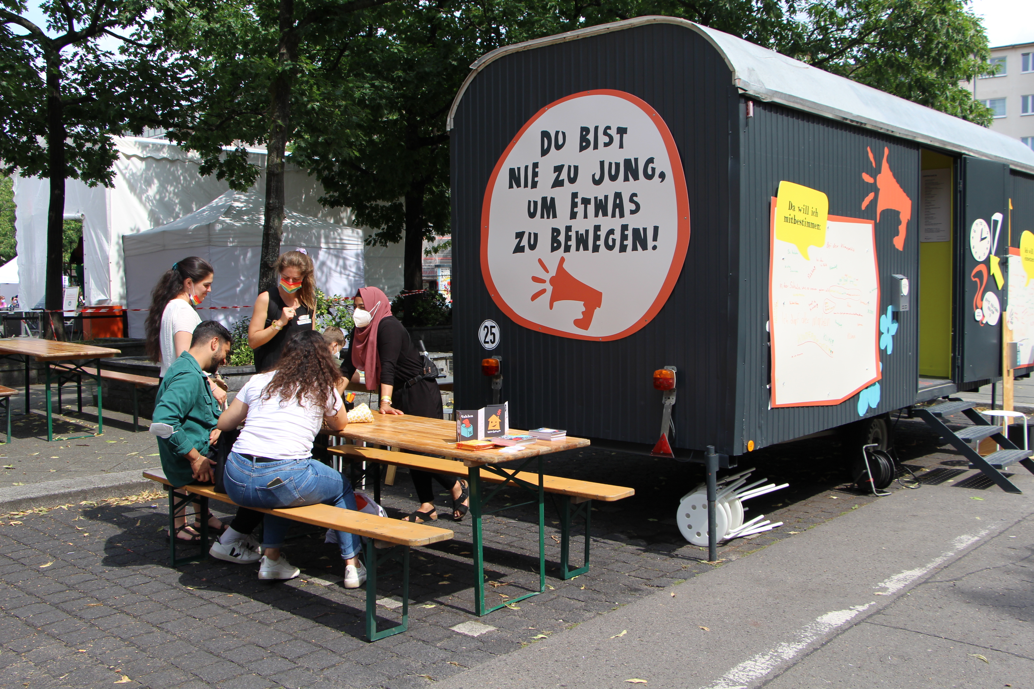 Bunter Bauwagen auf dem Nachbarschaftsfest