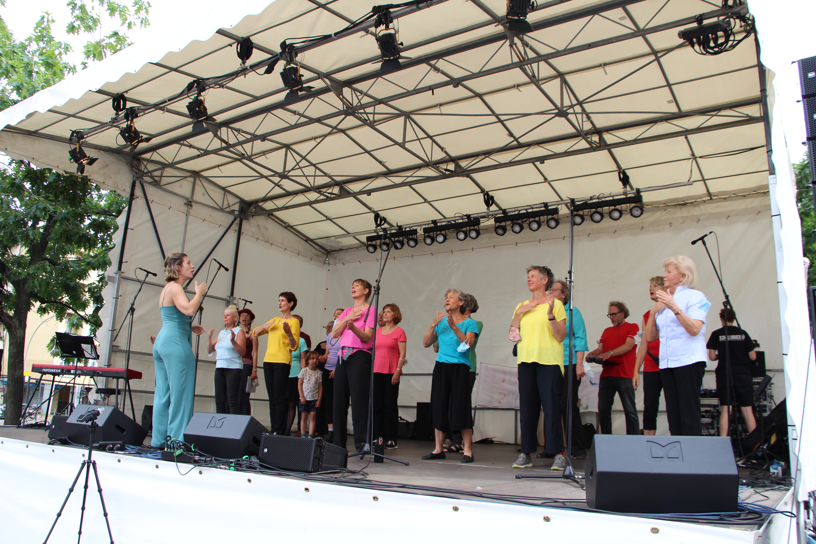 Chor auf der Bühne des Nachbarschaftsfestes