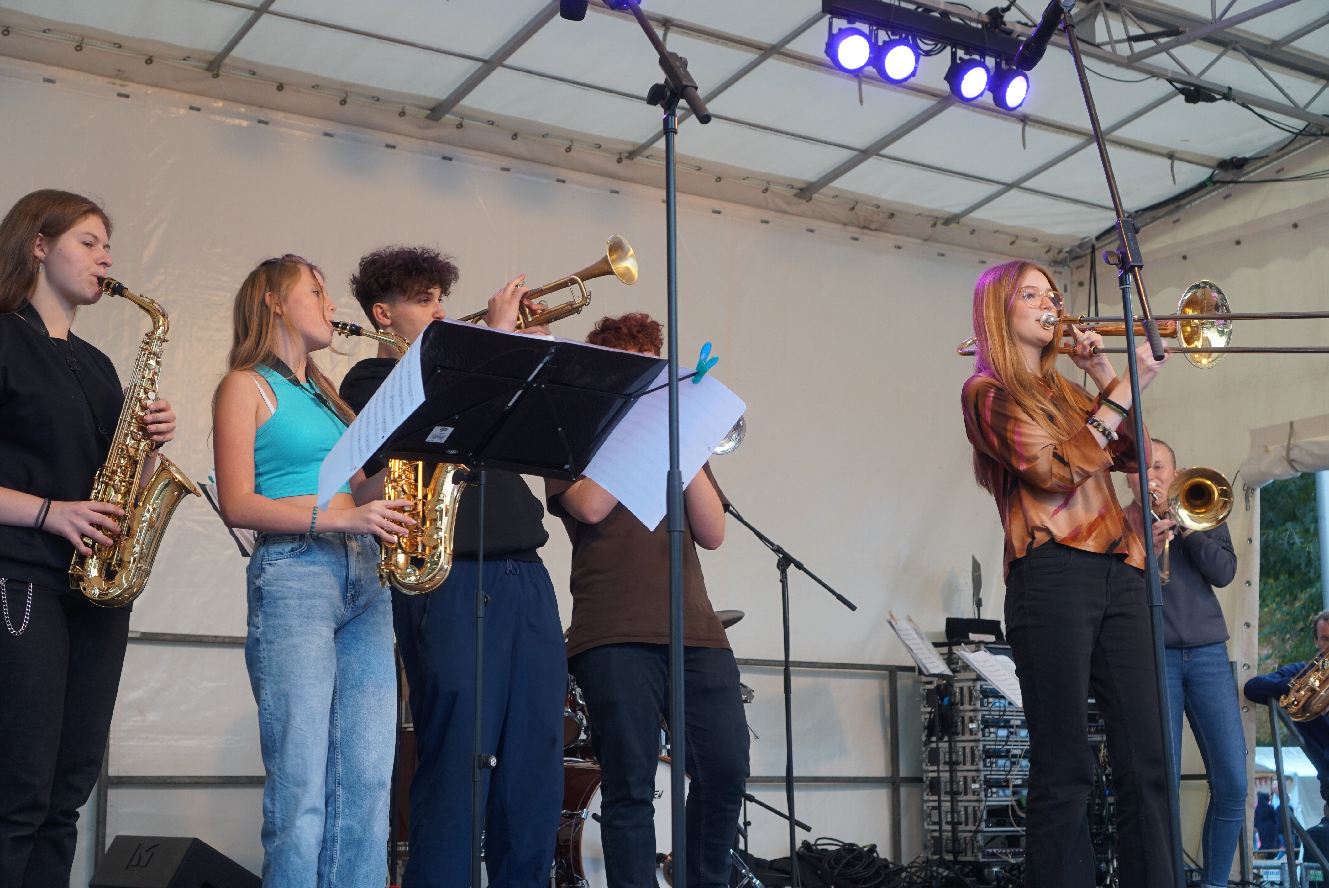 Gruppe die mit Blasinstrumenten auf der Bühne spielt