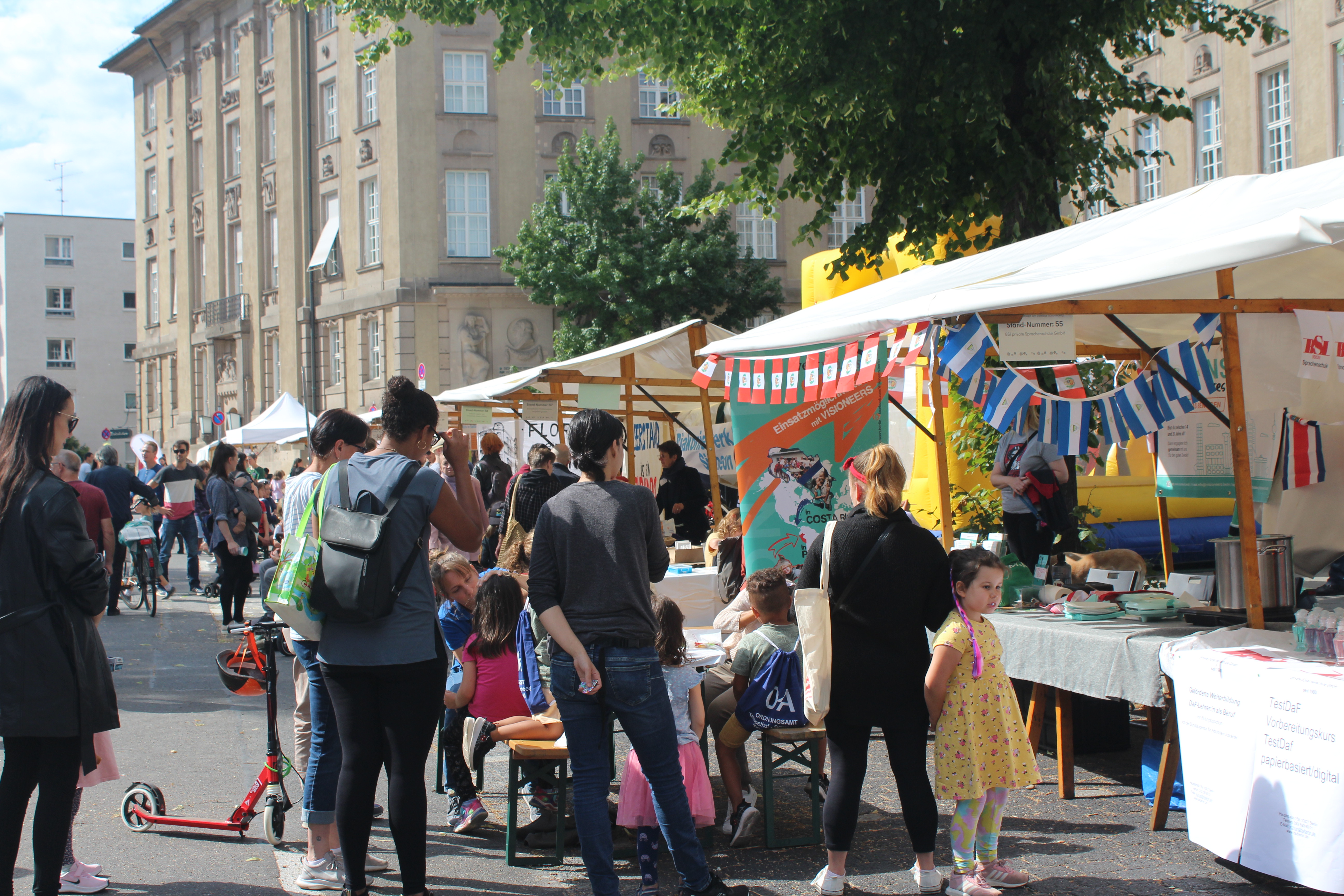 Menschen vor Informationsständen
