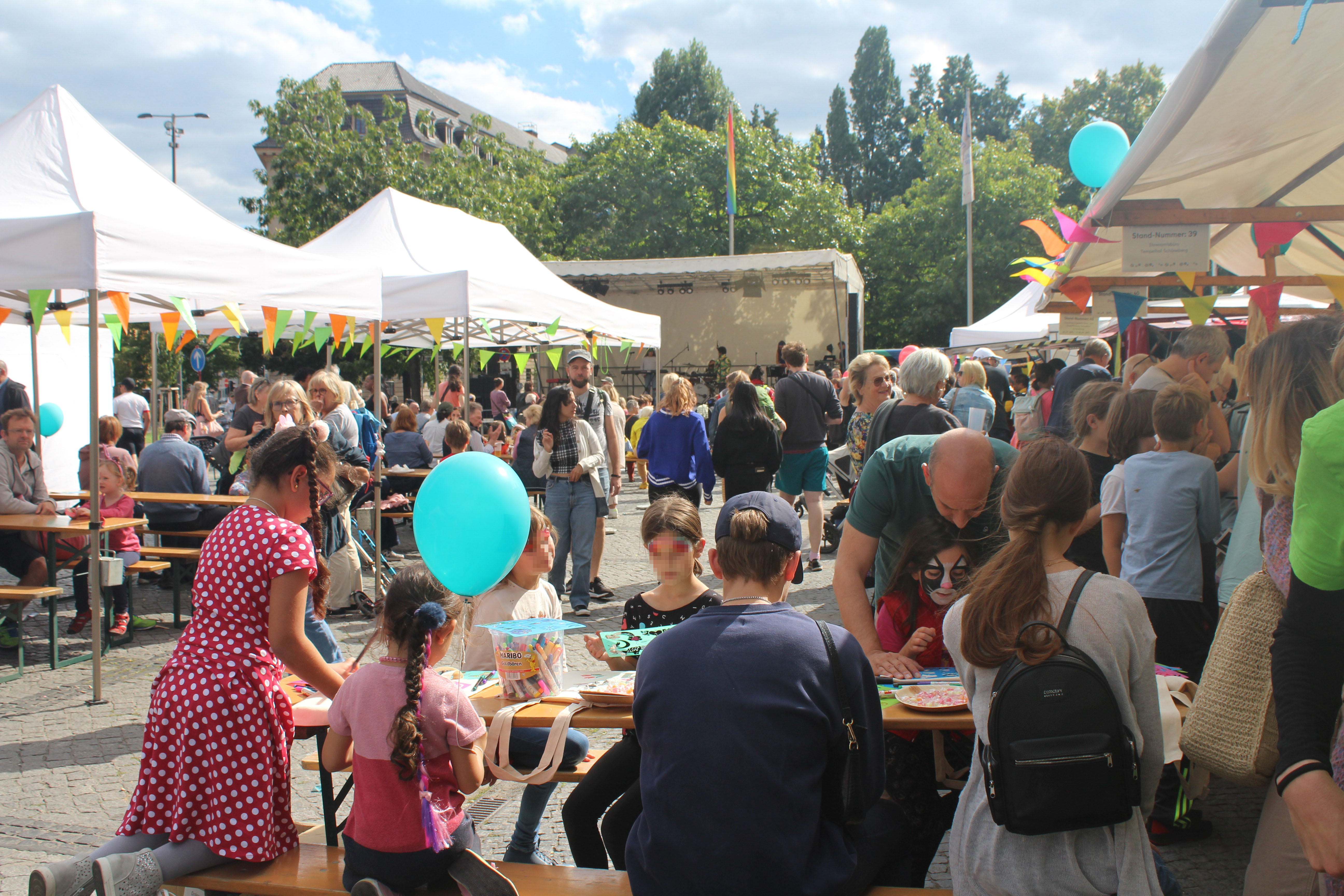 Menschen die basteln und sich an Informationsständen informieren