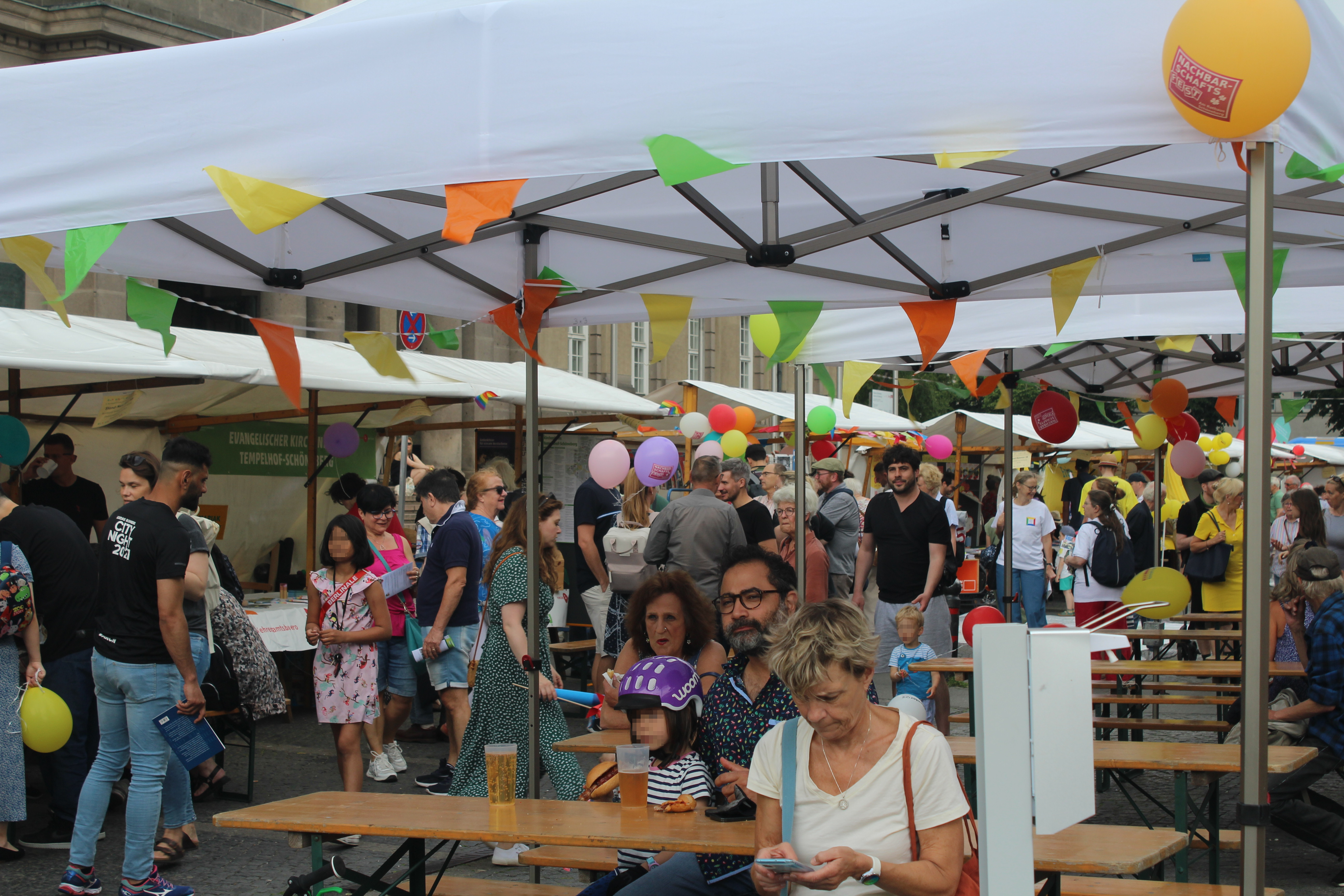 Bierbänke, Pavillons und Menschen