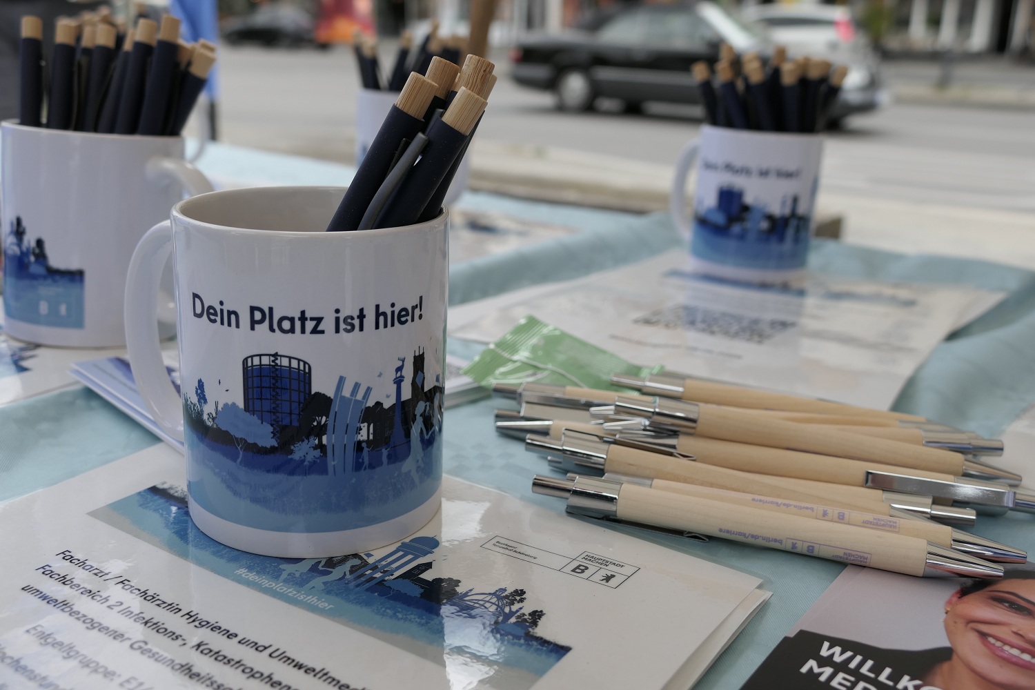 eine Tasse mit der Aufschrift "Dein Platz ist hier"