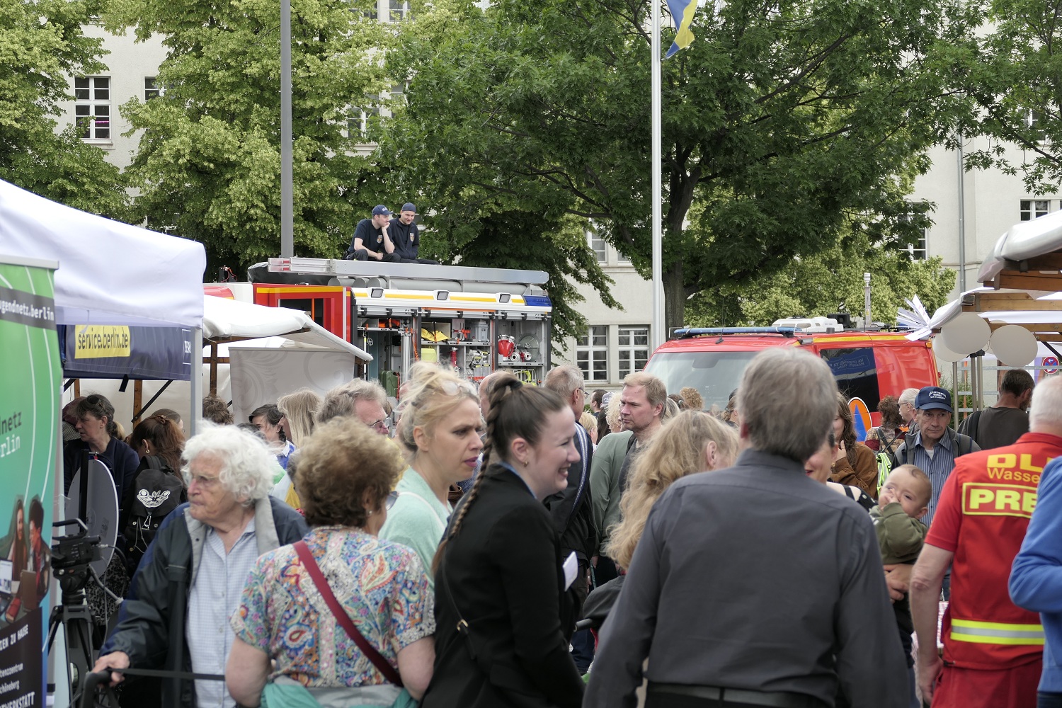 viele Menschen laufen zwischen Marktständer umher