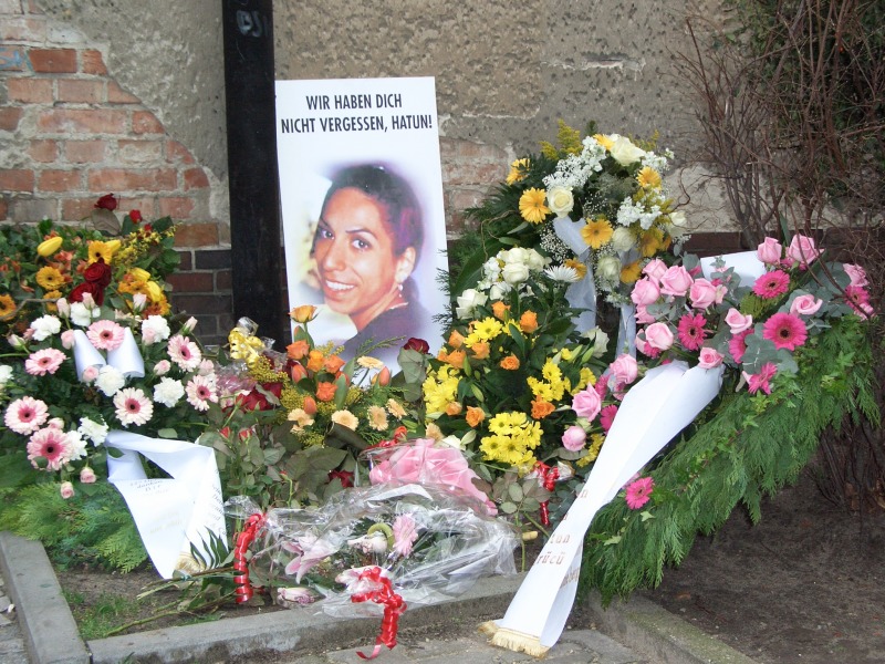 Blumen zum Gedenken an Hatun Sürücü am Ort des Geschehens