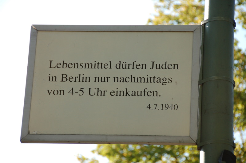 Orte des Erinnerns Gedenktafel "Lebensmittel dürfen Juden in Berlin nur nachmittags von 4 bis 5 Uhr einkaufen."