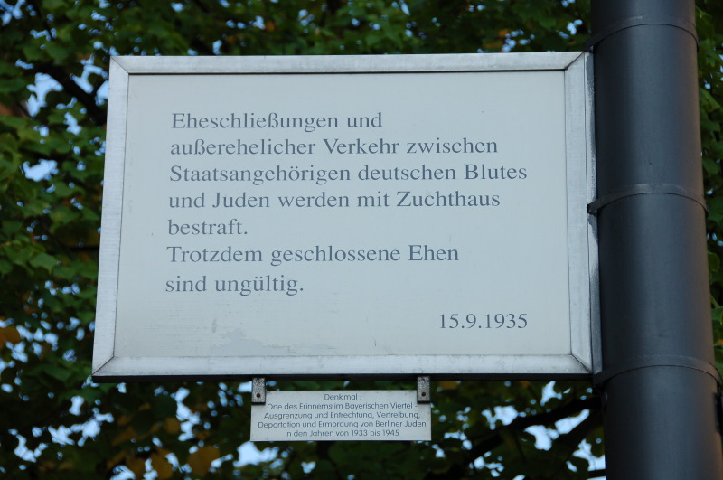 Orte des Erinnerns Gedenktafel mit "Eheschließungen und außerehelicher Verkehr zwischen Staatsangehörigen deutschen Blutes und Juden werden mit Zuchthaus bestraft. Trotzdem geschlossene Ehen sind ungültig."