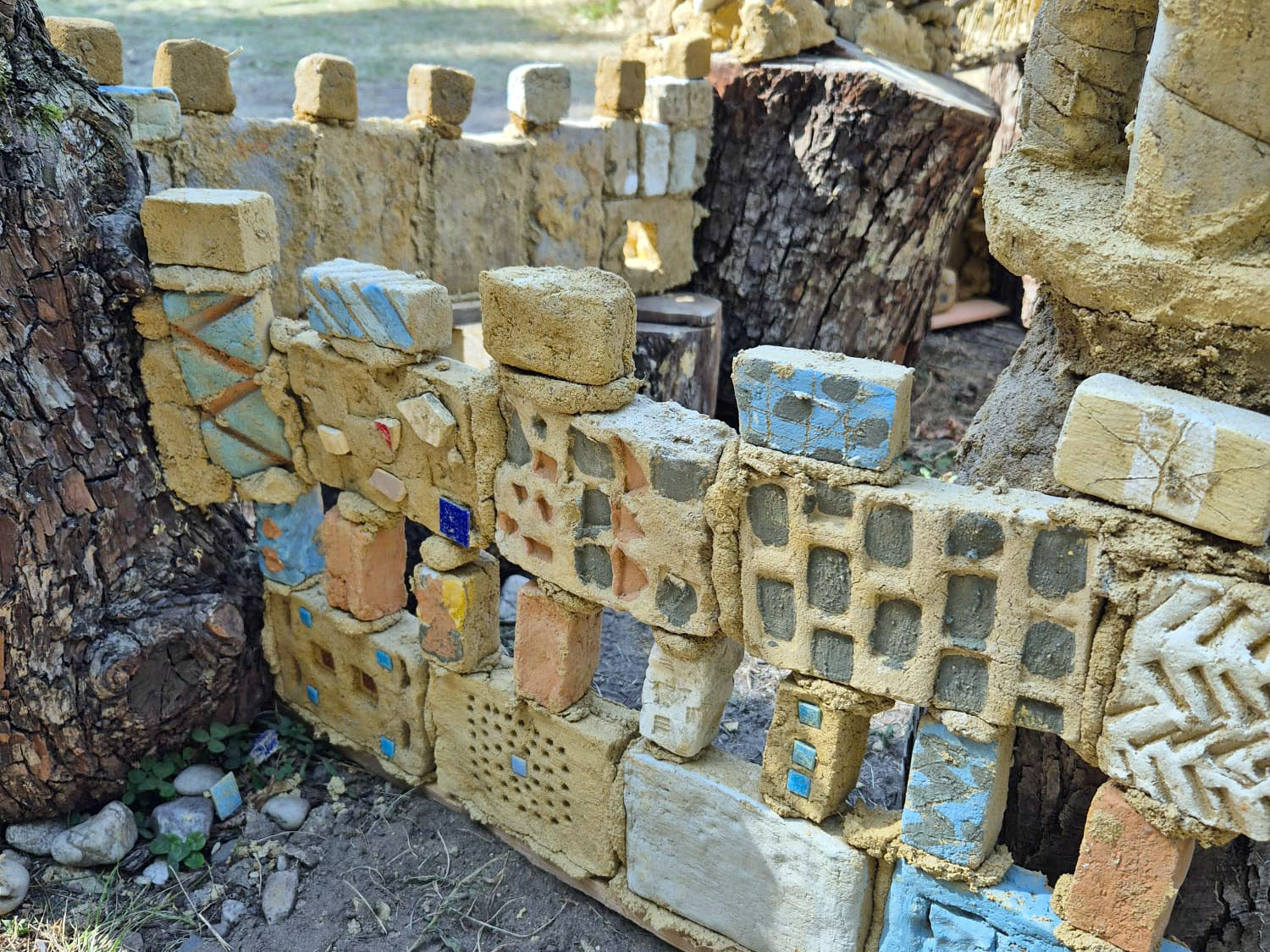 Lehmbau: Farben und Formen