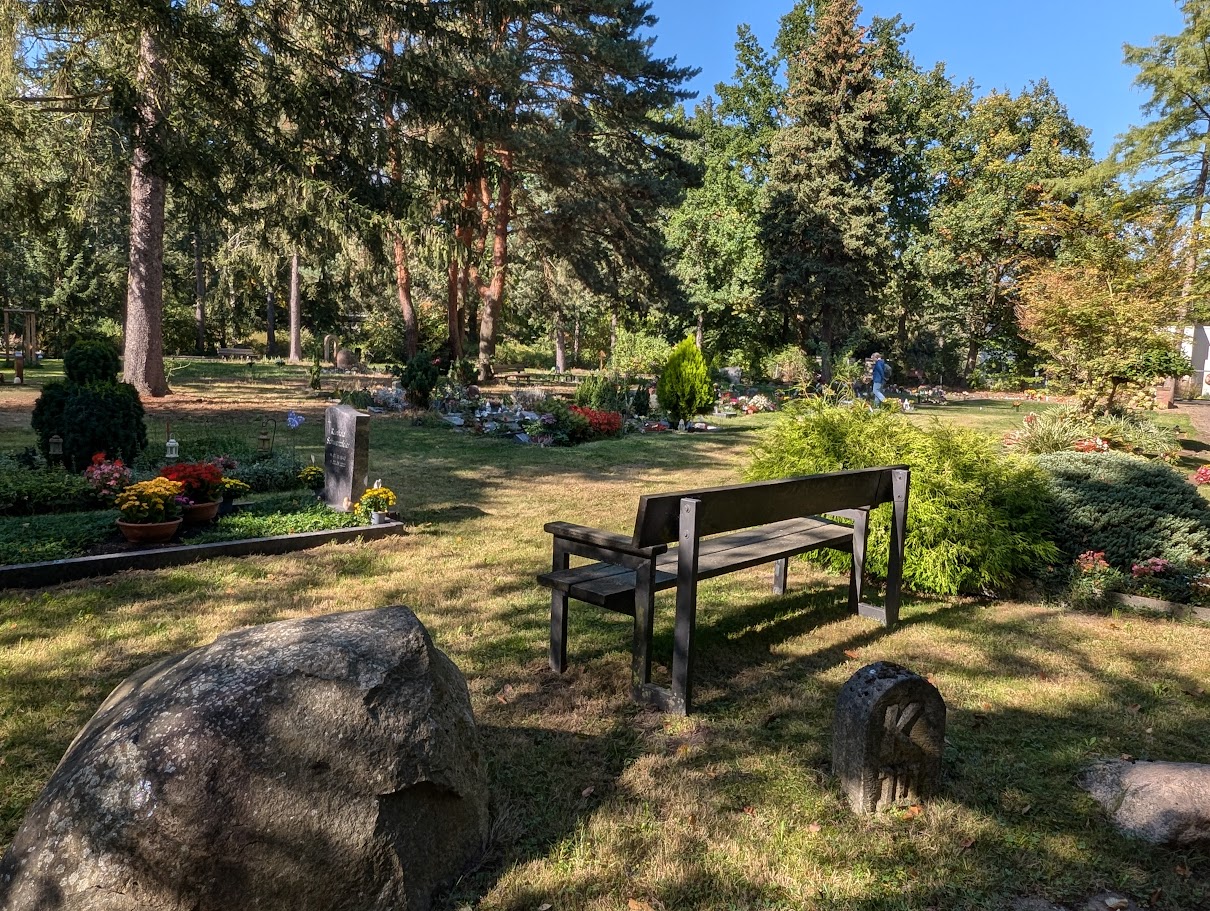 Bank mit Blick auf Gräber Heidefriedhof