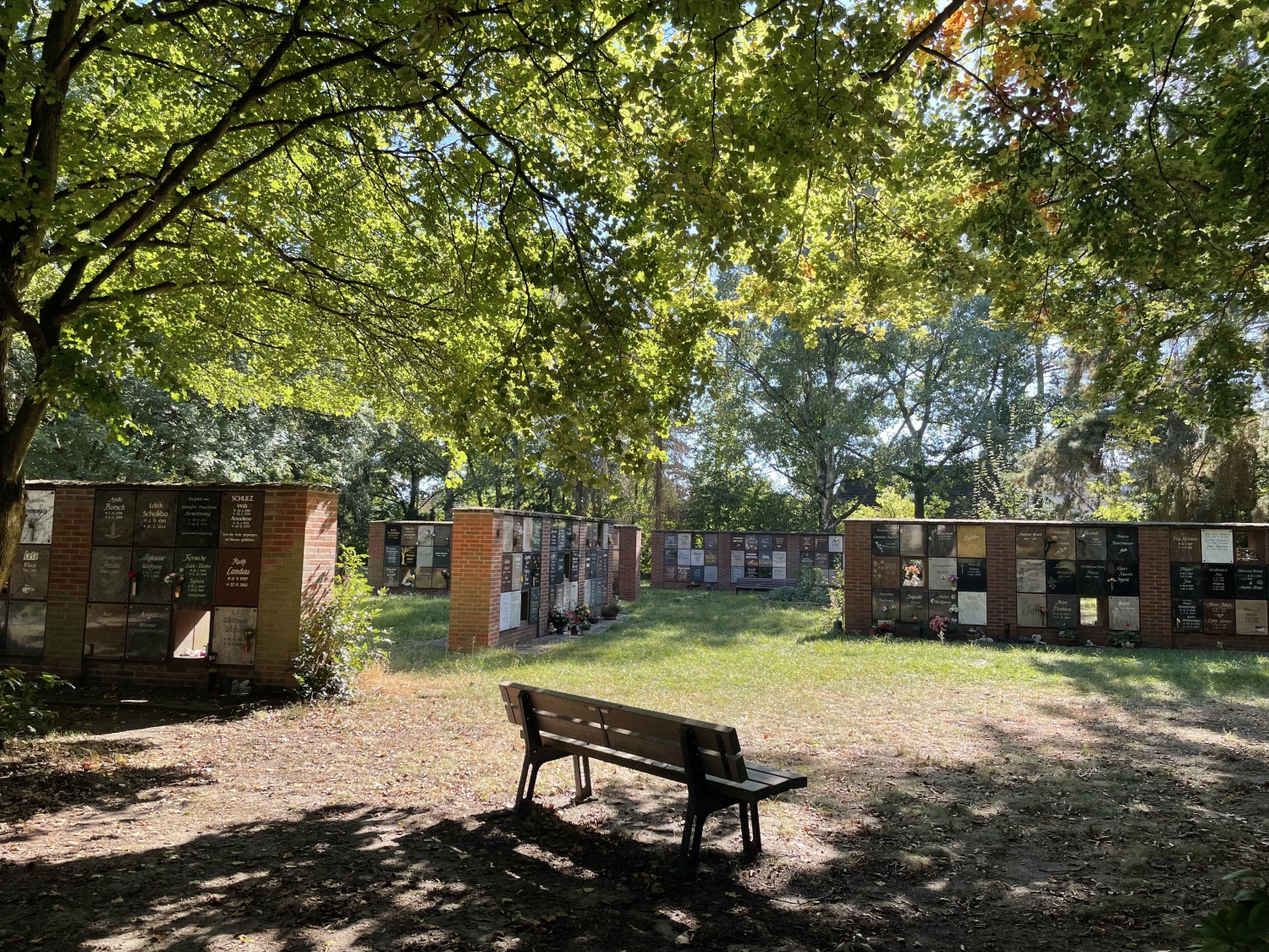 Urnenwandgräber in freistehender Anlage