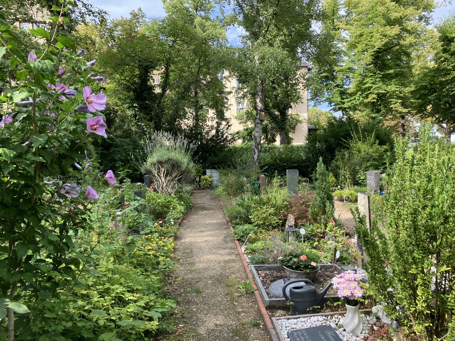 Gräbe rund Gießkanne Friedhof Stubenrauchstraße