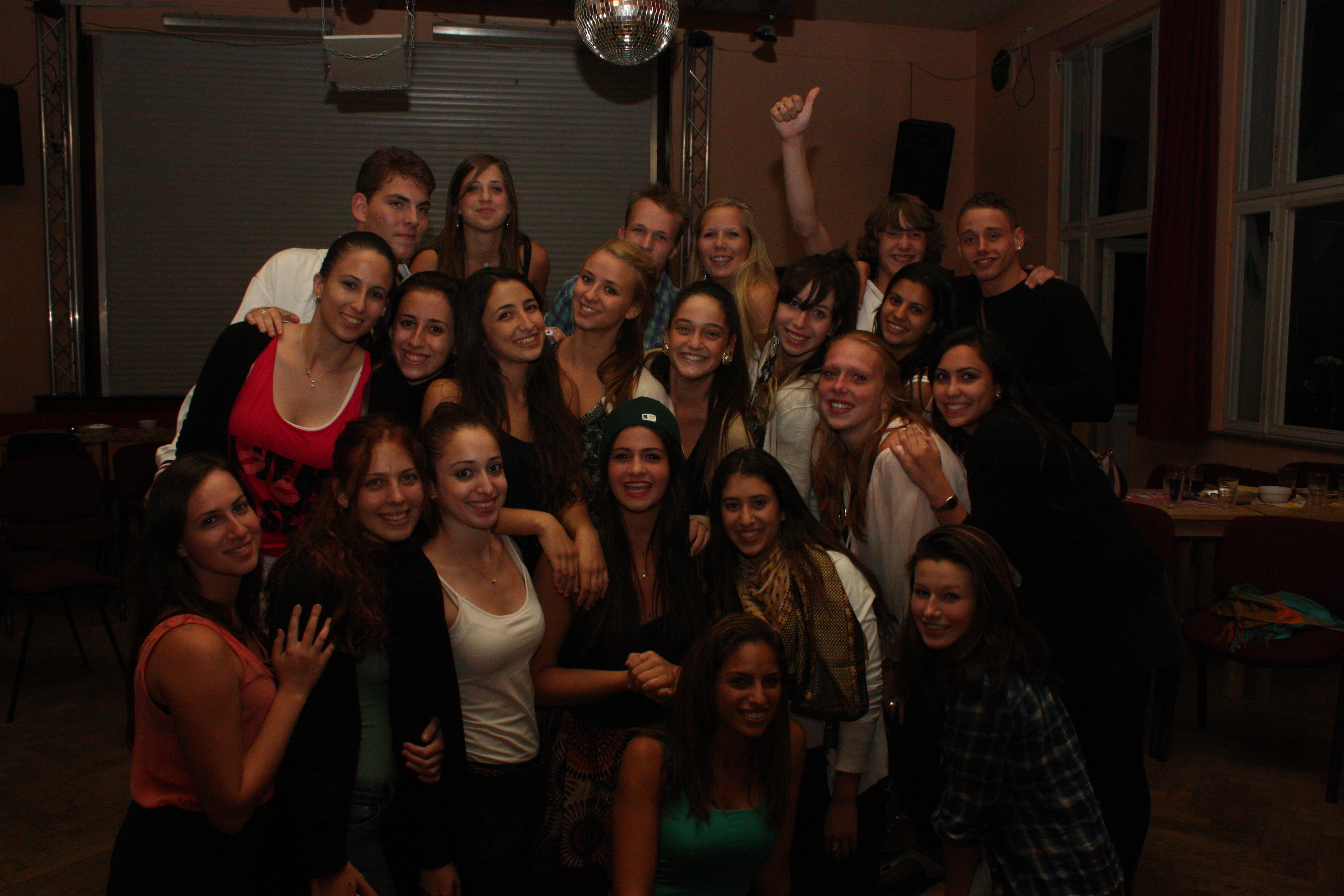 Viele Jugendliche auf Gruppenfoto