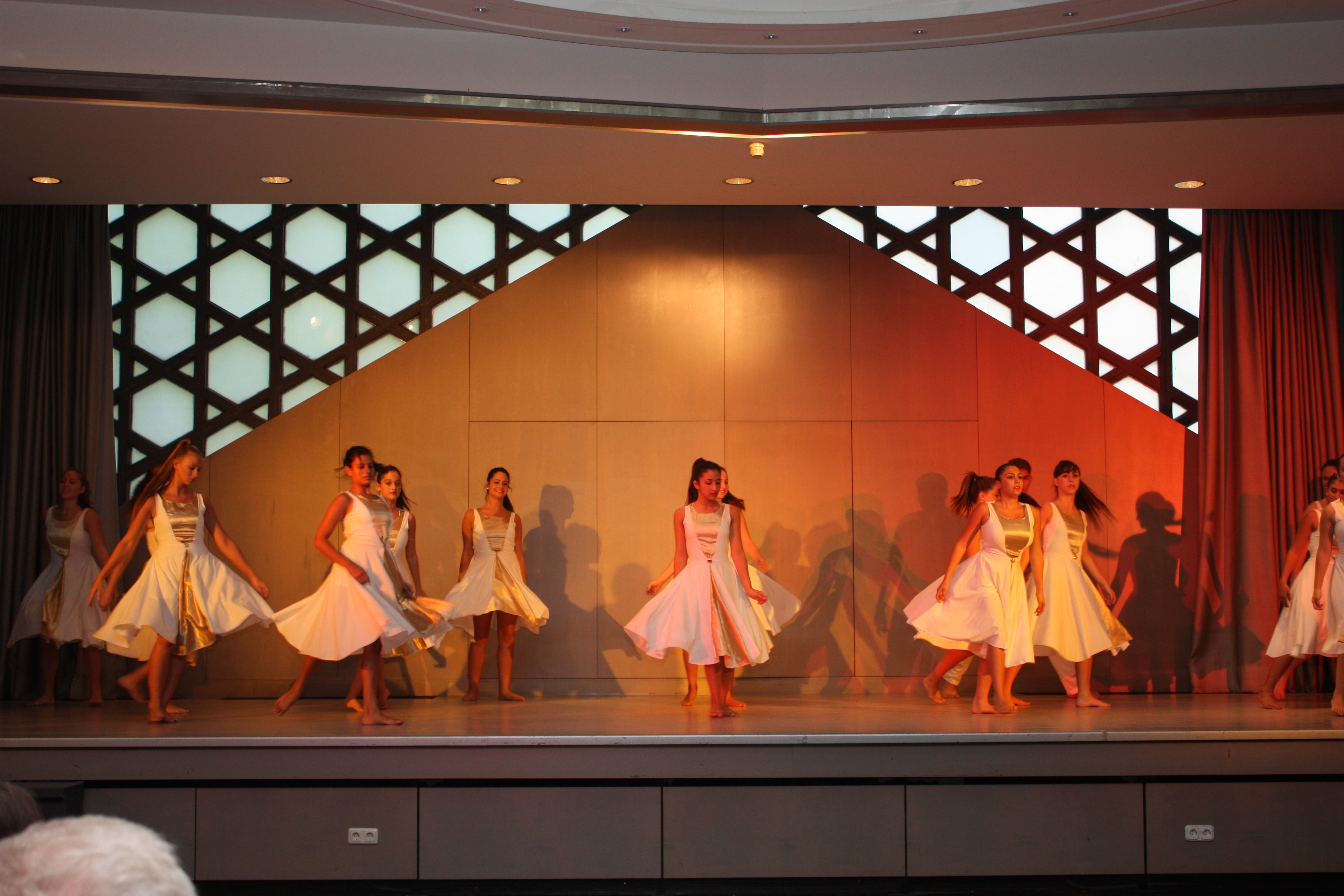 Tanzende Mädchen auf der Bühne