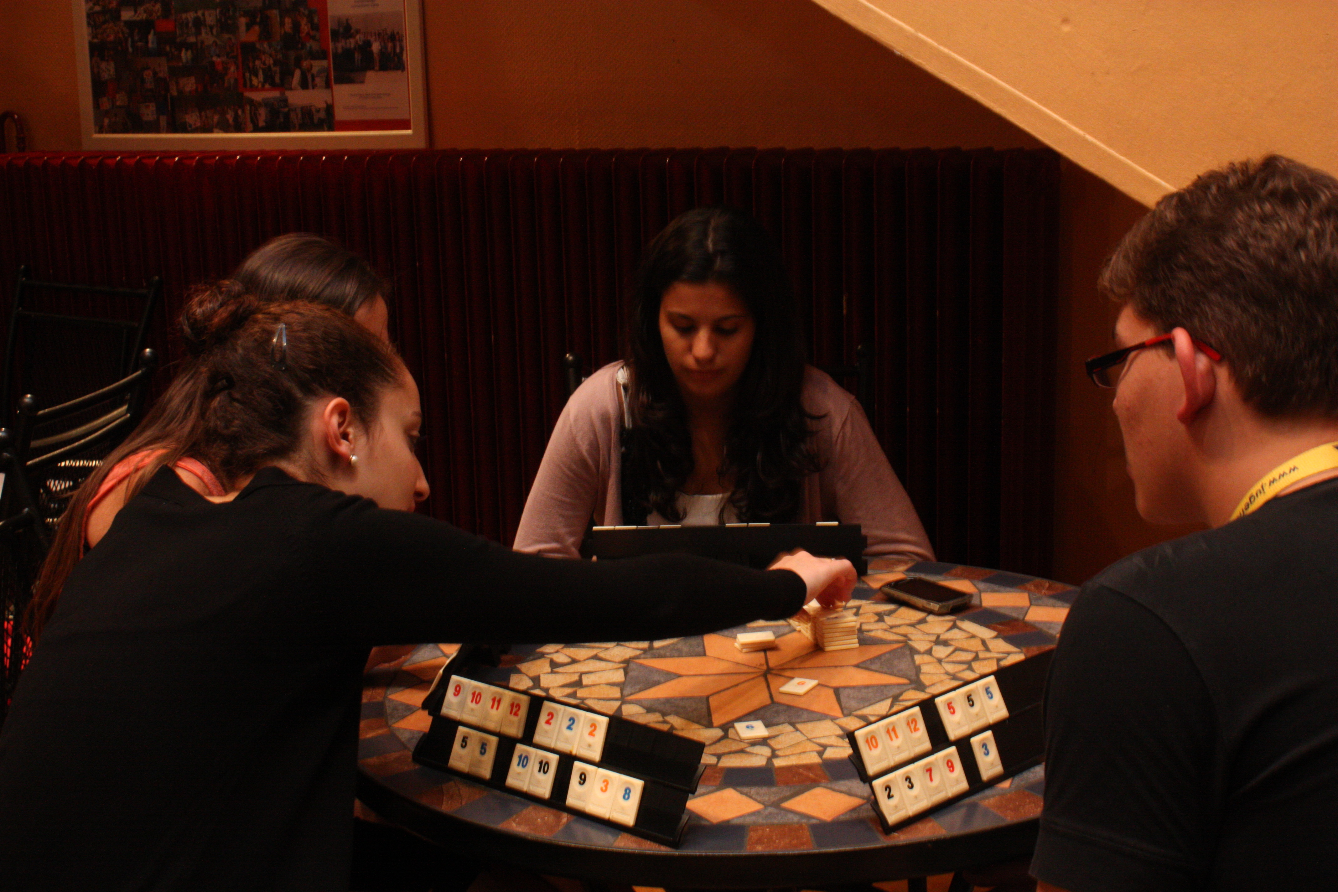 Jungendliche spielen am Tisch