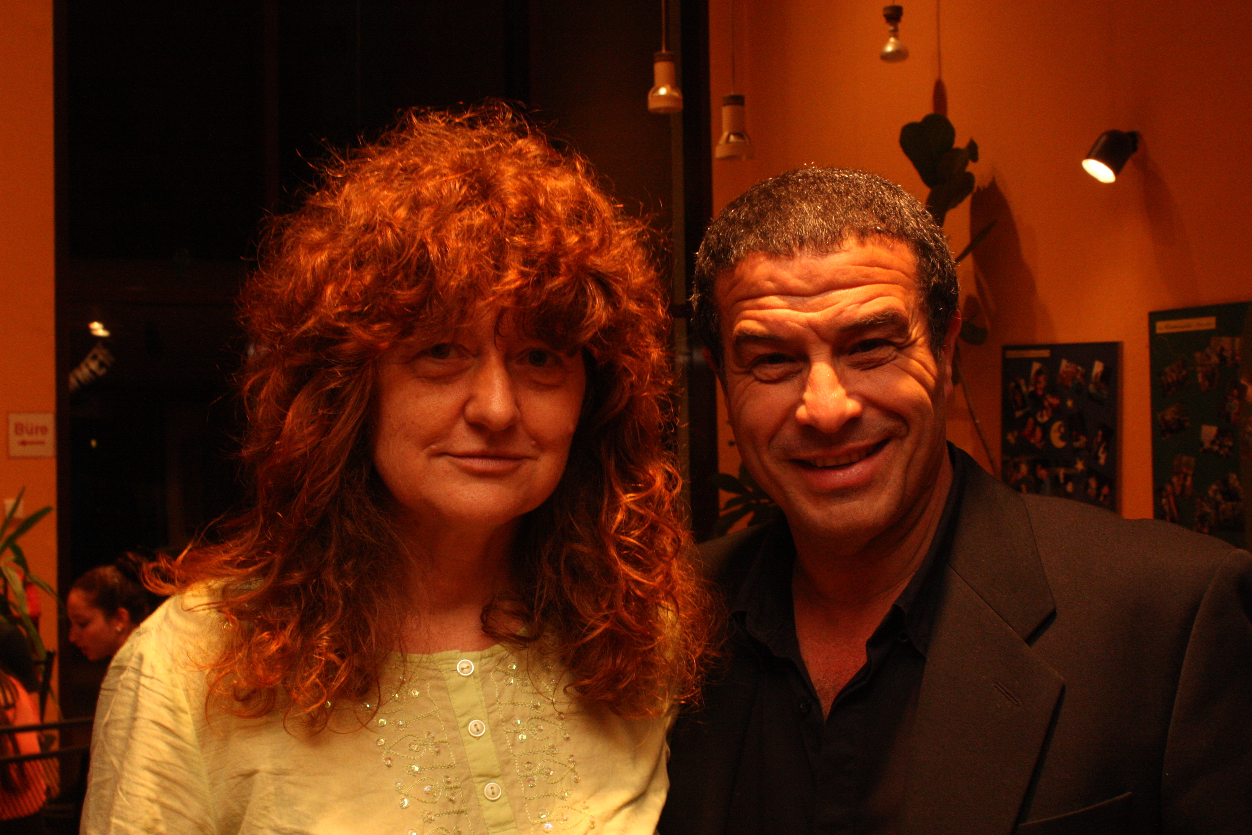 Frau und Mann schauen in die Kamera