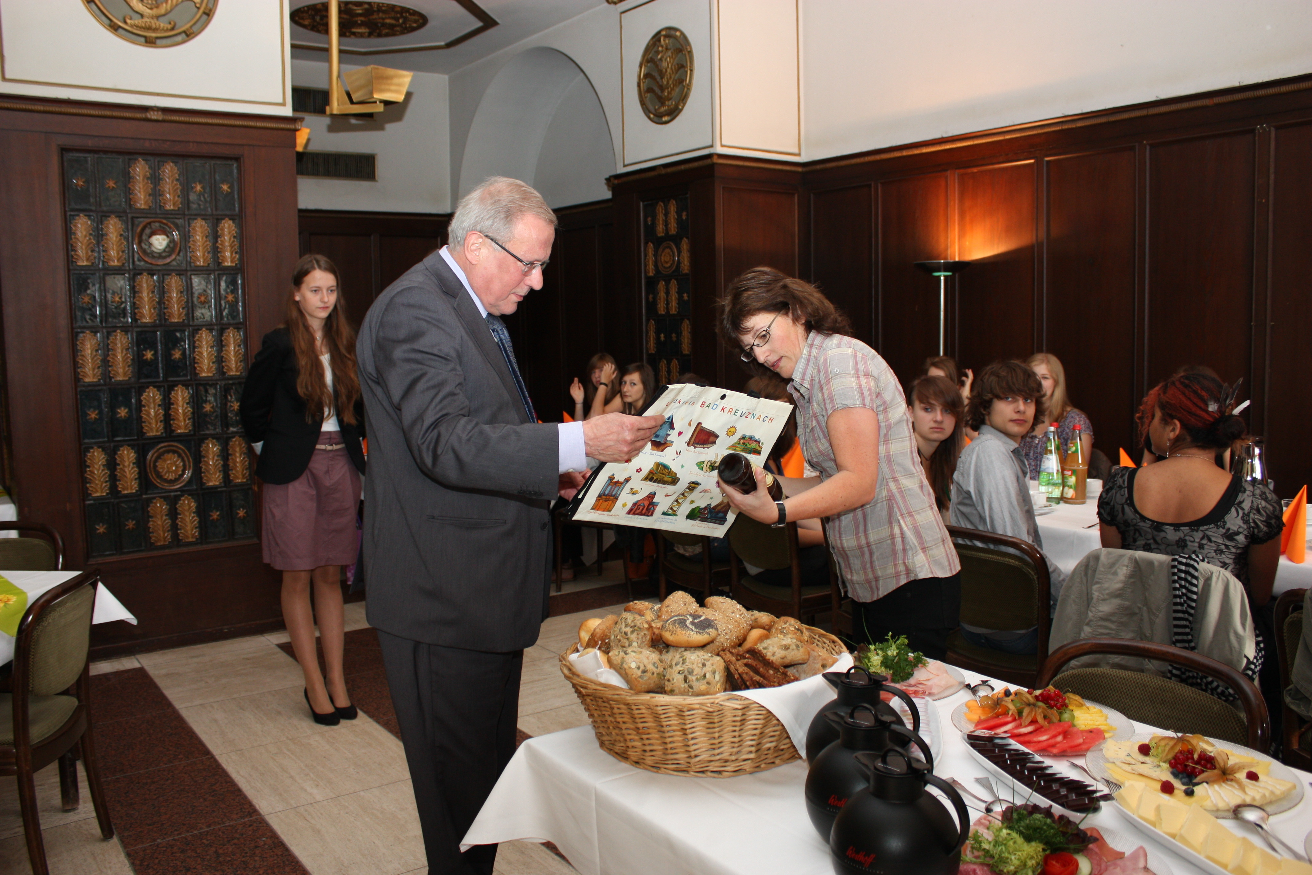 Frau und Mann am Büffet